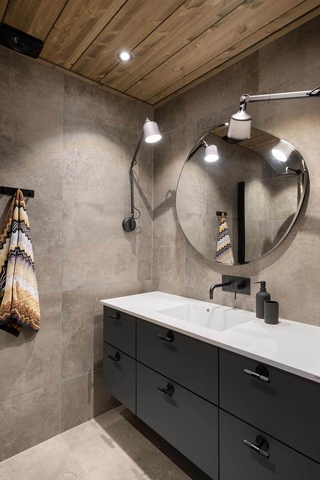 Innredningen består av servant med underskap, Kuma vask og Pond speil. Galleribilde