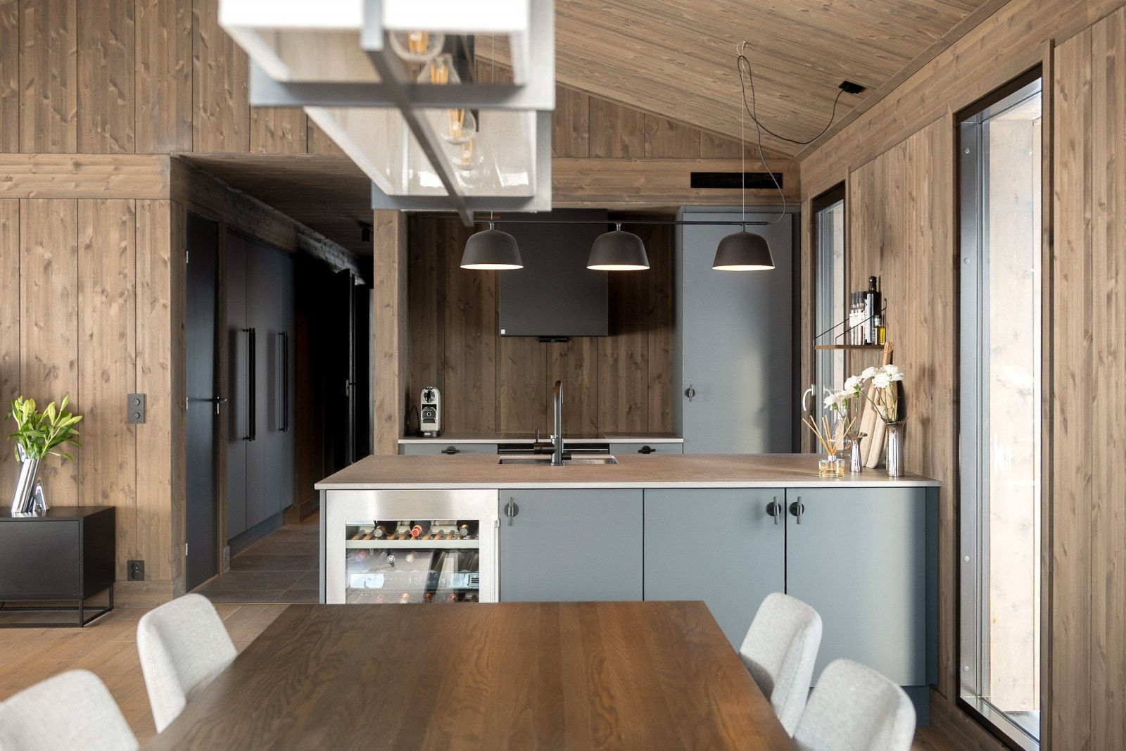 Oppgradert kjøkkeninnredning fra HTH med mørke, slette fronter og håndtak fra Buster & Punch. Galleribilde