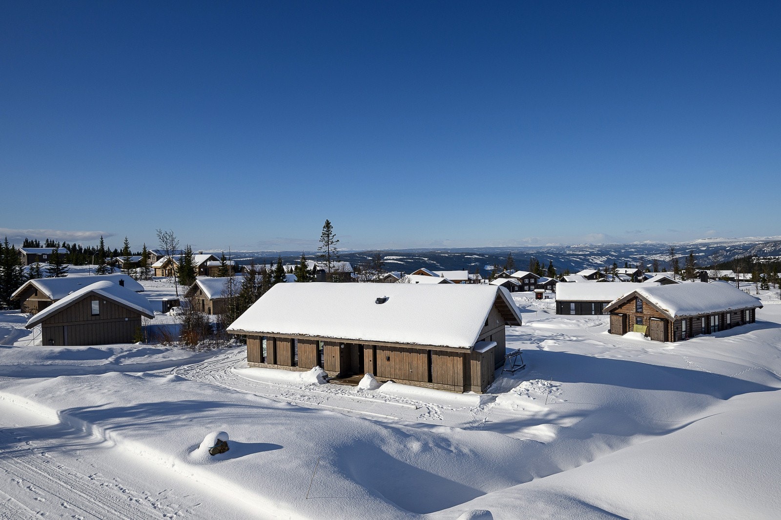 Fra hytta er det kort gangavstand til skistadion med Joker, sportsbutikk og restauranten Skavlen. Galleribilde