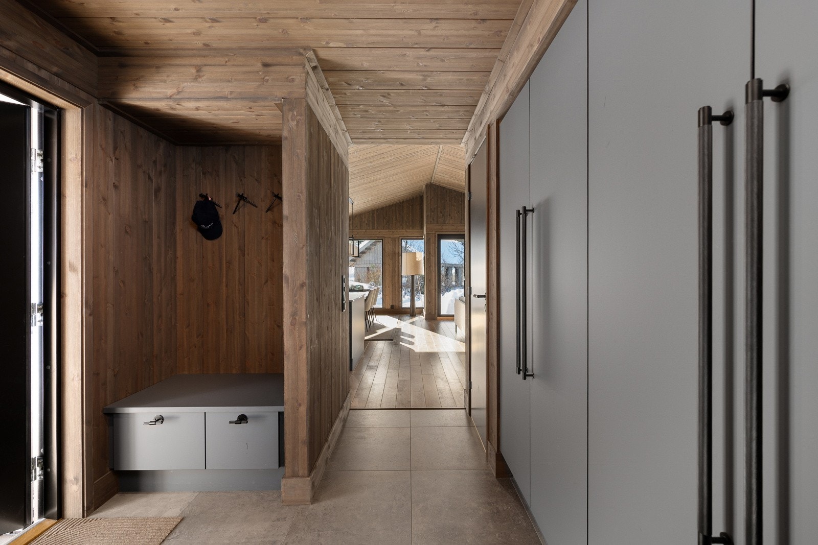 Entréen har flislagt gulv med varme og integrerte garderobeskap med god oppbevaringsplass. Galleribilde