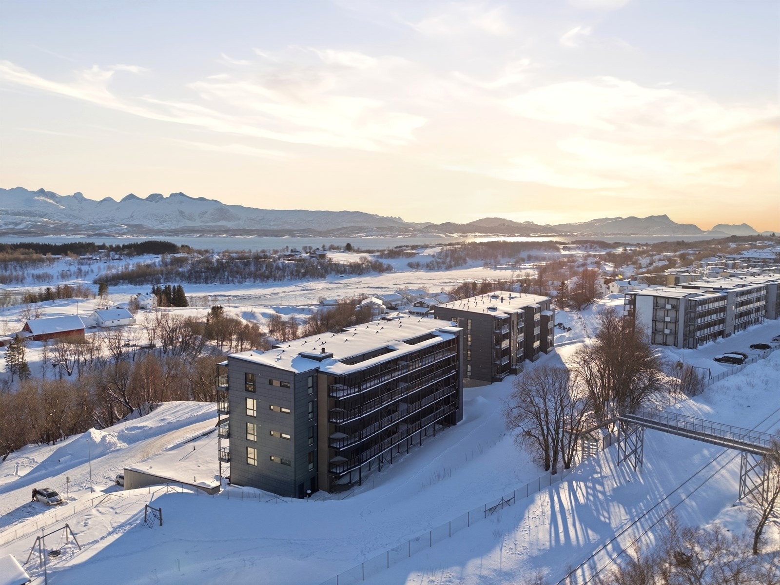Området er perfekt for deg som vil bo utenfor sentrumskjernen og nært marka, men samtidig ha kort vei til butikk, buss, skoler og NORD Universitet. Galleribilde