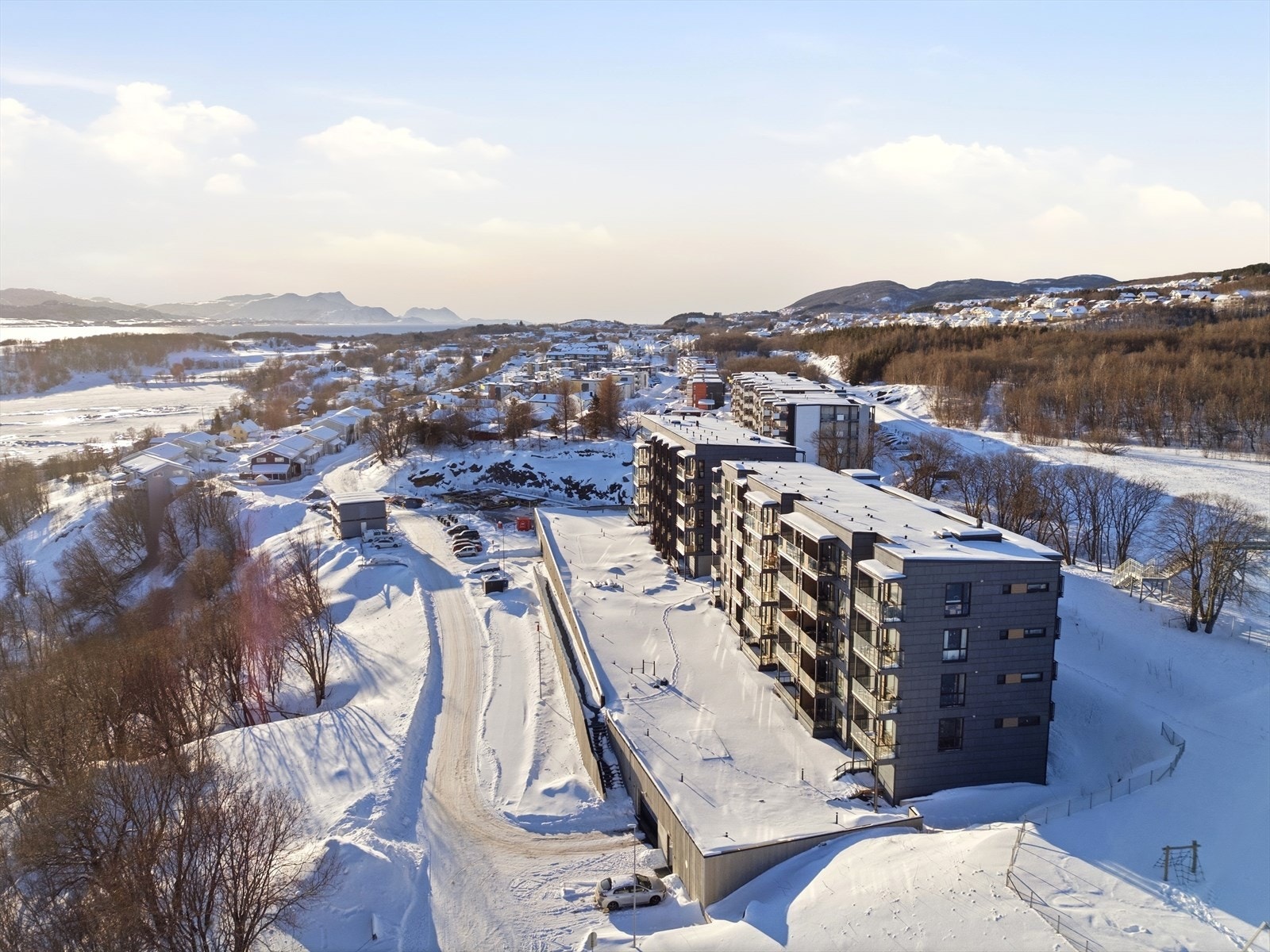 Fra eiendommen er det ca. 5-6 minutters gange til bussholdeplass "Støver" med gode forbindelser til bl.a. Stormyra og sentrum Galleribilde