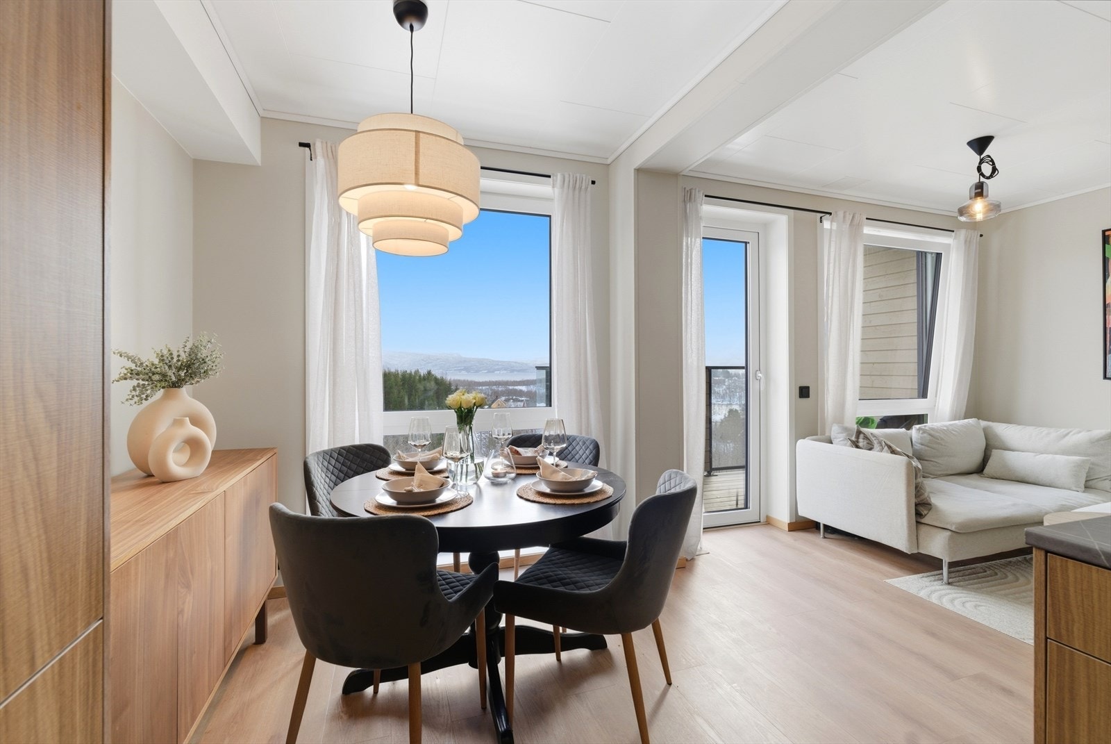 Stuen har naturlige møbleringssoner, og behagelig gulvvarme. Galleribilde