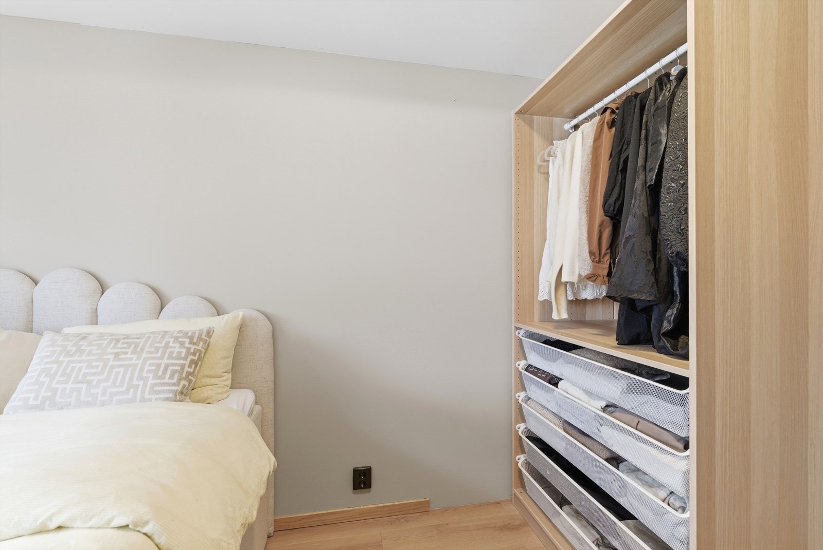 Rommet har et større garderobeskap, og vindu som vender ut mot fredelige omgivelser. Galleribilde