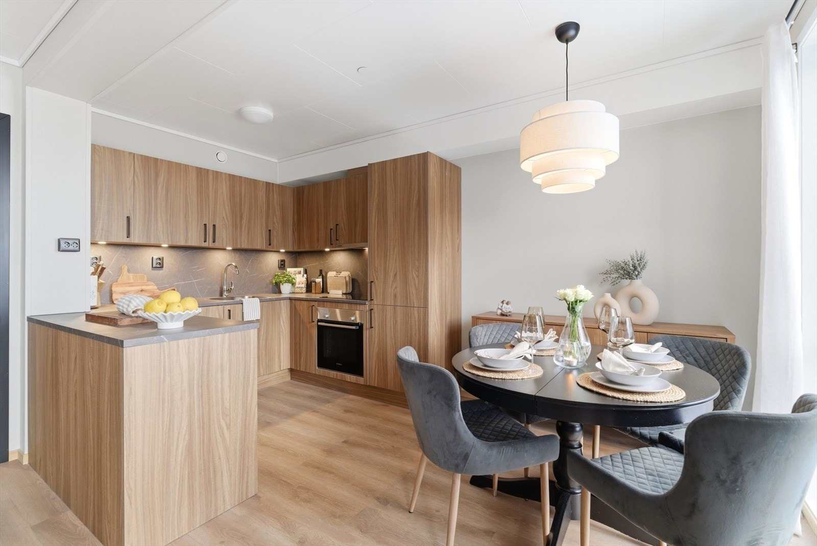 Stuerommet ligger i åpen løsning med kjøkkenet, og utgjør i overkant av 20 kvm, hvilket gir god plass til både en større sittegruppe og et spisestuemøblement i kontakt med kjøkkenet. Galleribilde