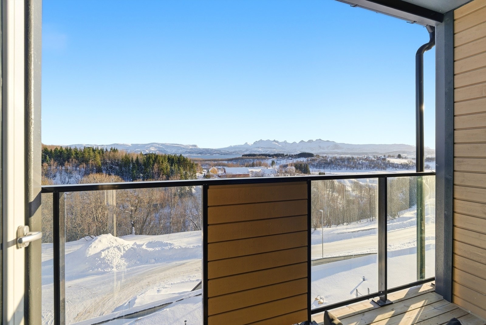 Leilighetene i Støver Park har vidstrakt utsikt over fjorden mot Børvasstindan. Galleribilde