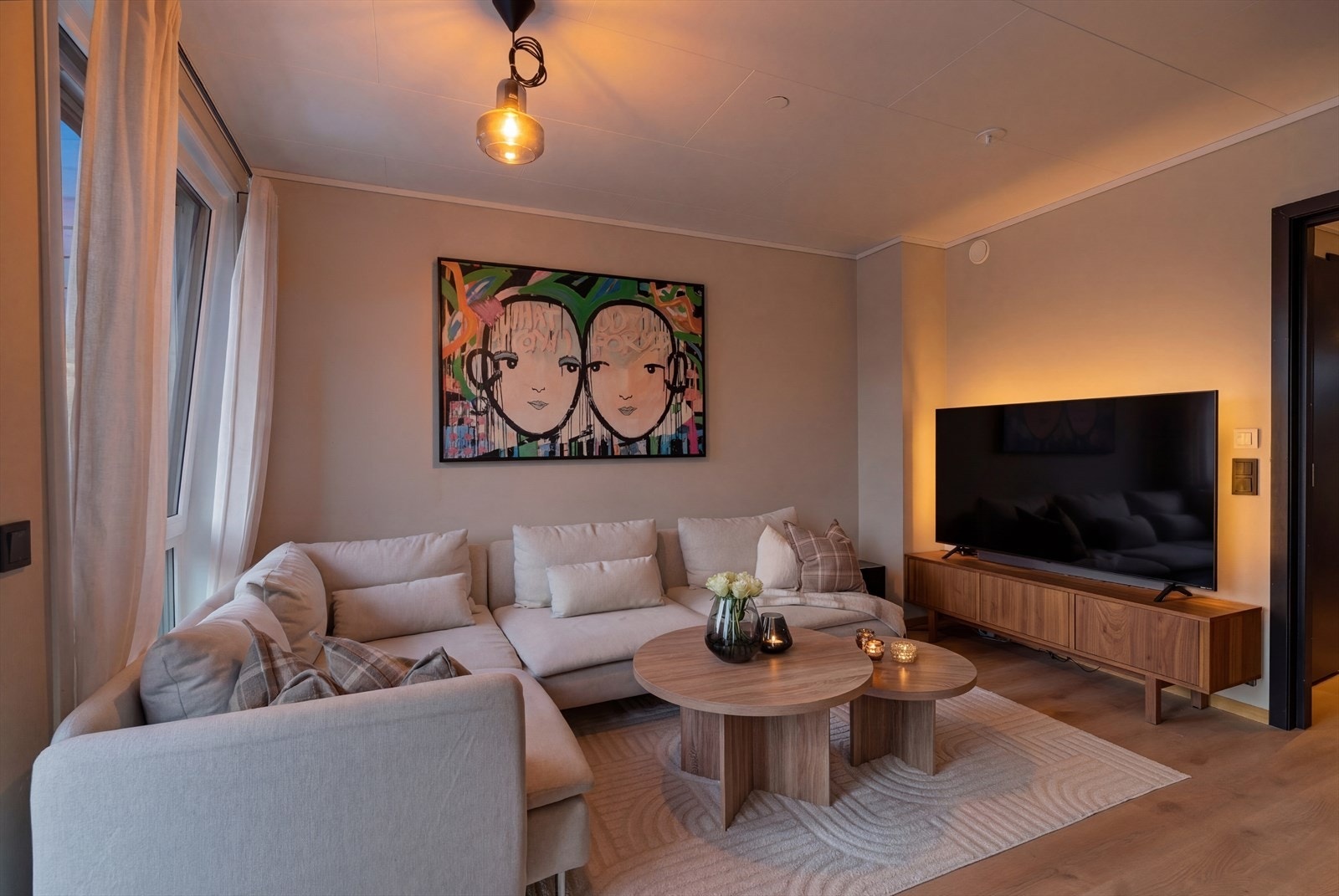 Leiligheten ble ferdigstilt i 2023 og fremstår så nær som ny - med helt tidsriktige farge- og materialvalg. Galleribilde