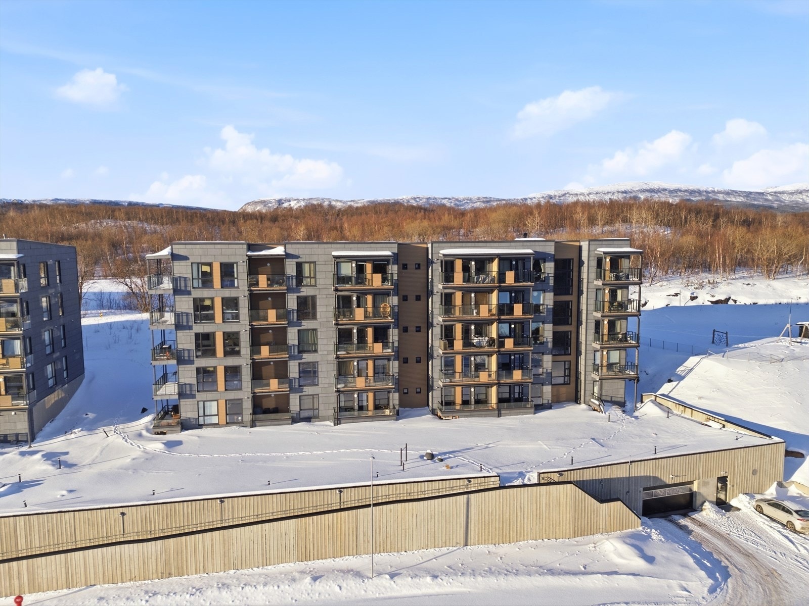 Eiendommen er pr. dags dato bebygd med 2 leilighetsbygg, pent opparbeidet tomt med lekeplass og garasjeanlegg. Galleribilde