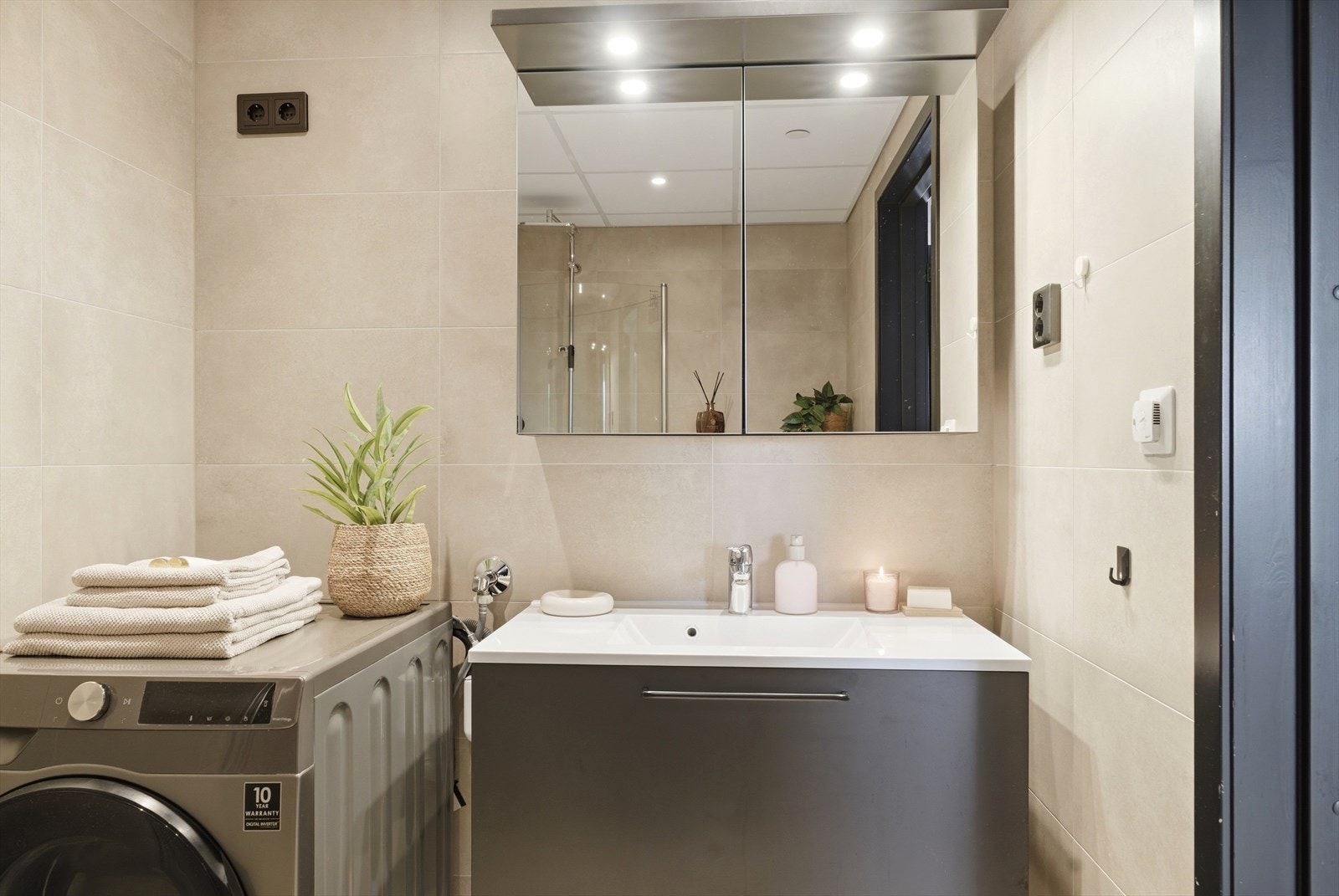 Rommet har videre opplegg for vaskemaskin. Galleribilde