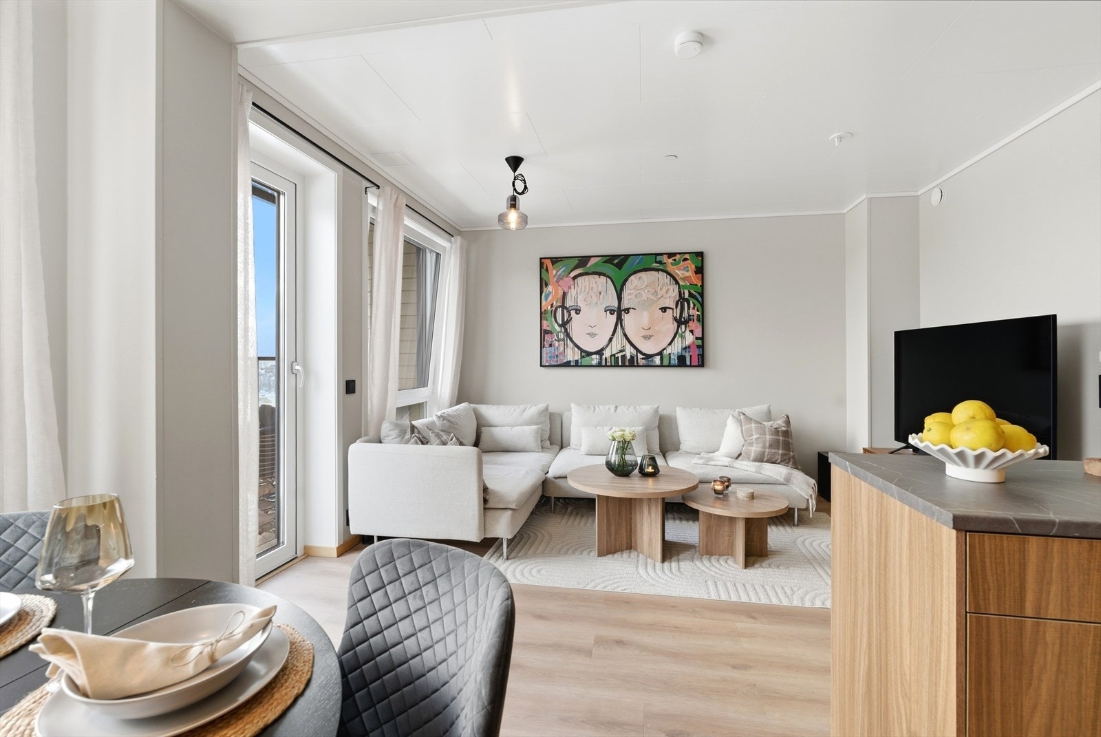 Fra stuen har du videre utgang til en solrik balkong. Galleribilde