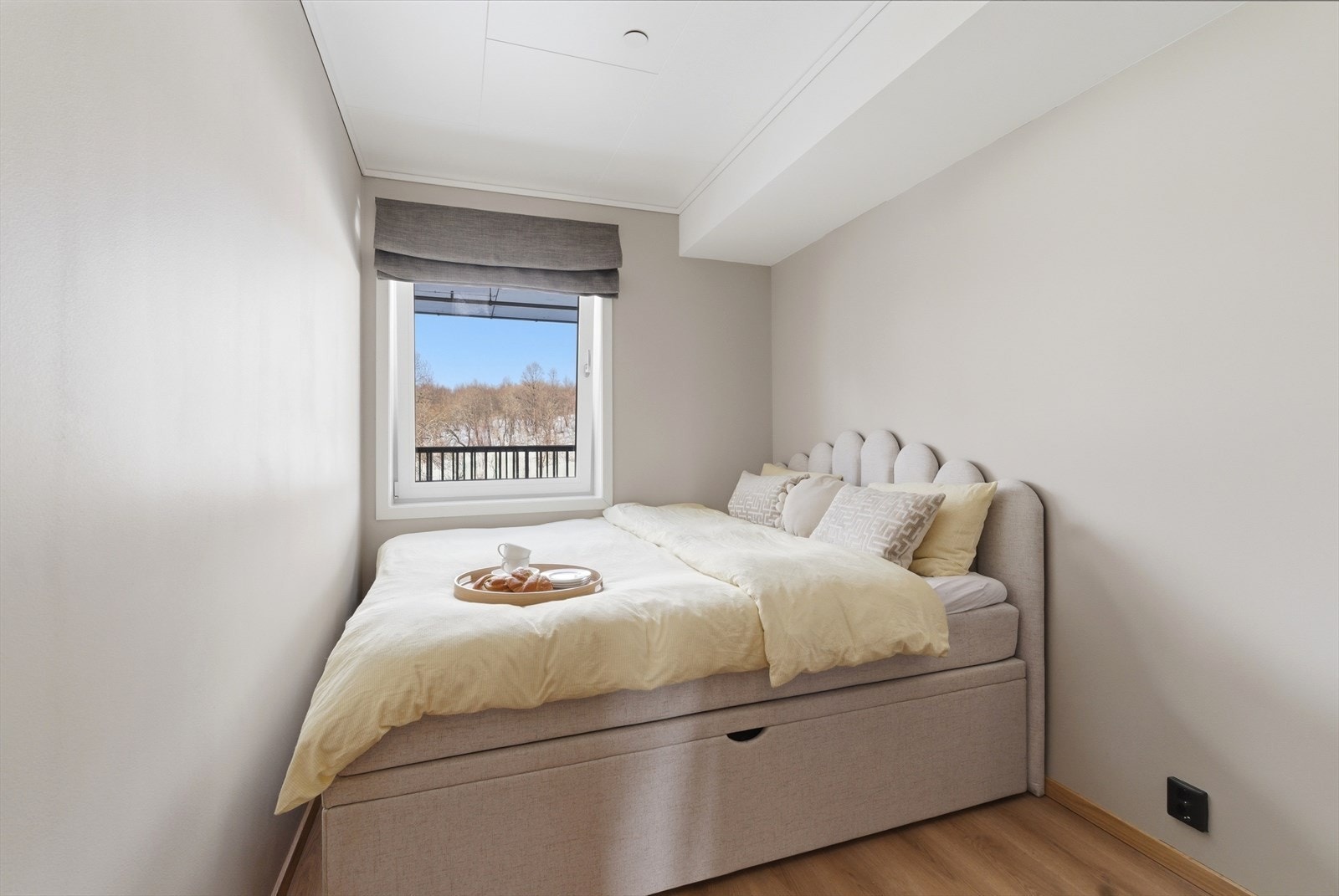 Det som i dag benyttes som hovedsoverom er det minste av de to, og rommer fint en dobbeltseng og tilhørende møblement. Galleribilde