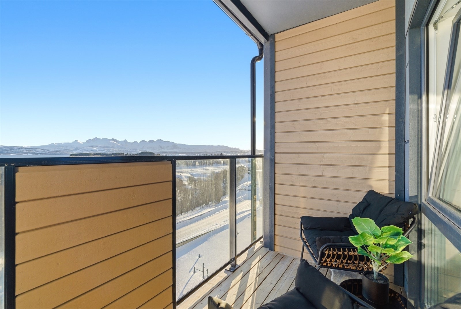 Balkongen er praktisk overbygd, og måler 5 kvm. Galleribilde