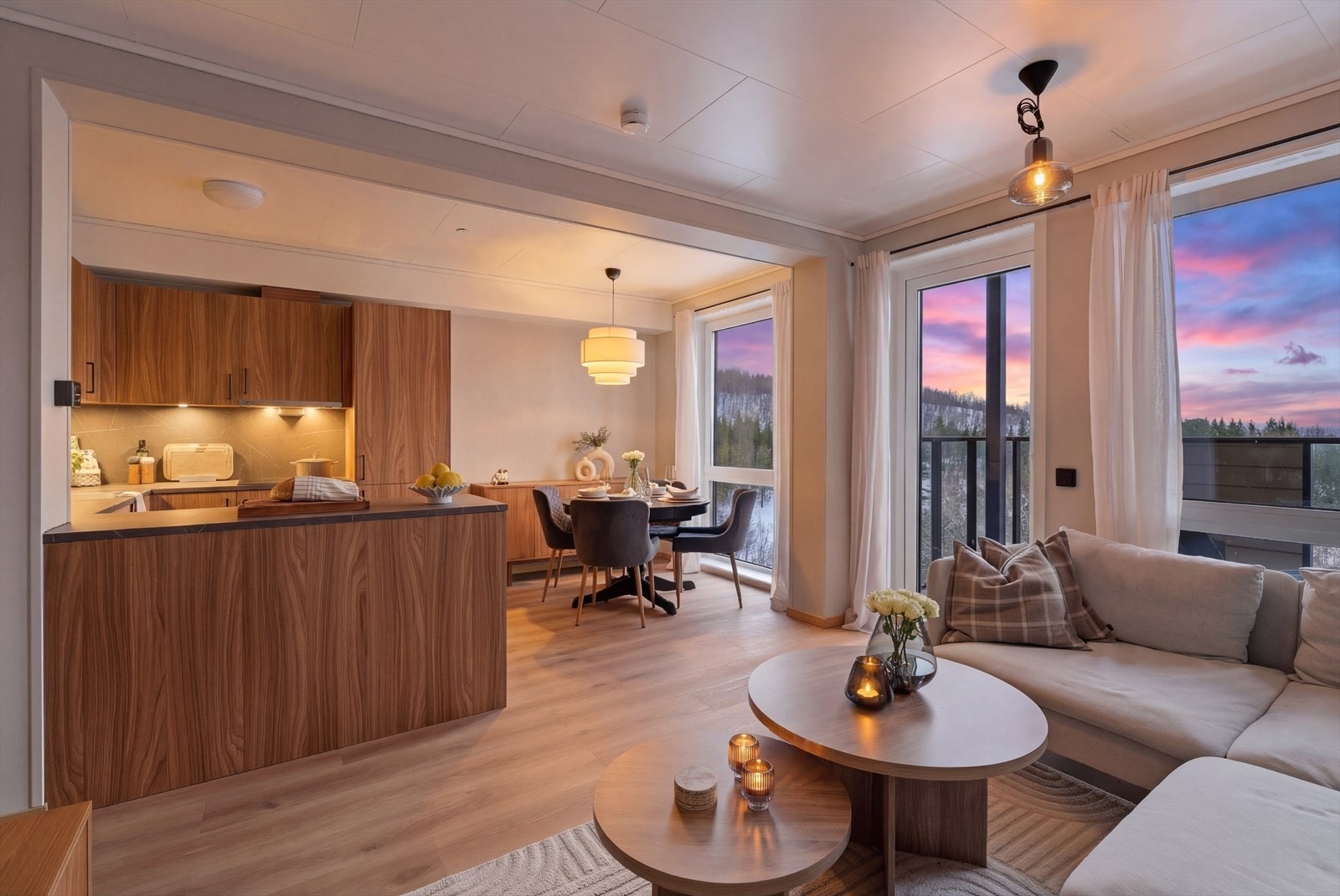 Stuerommet oppleves som svært lyst og luftig, med store vindusflater mot sør. Galleribilde