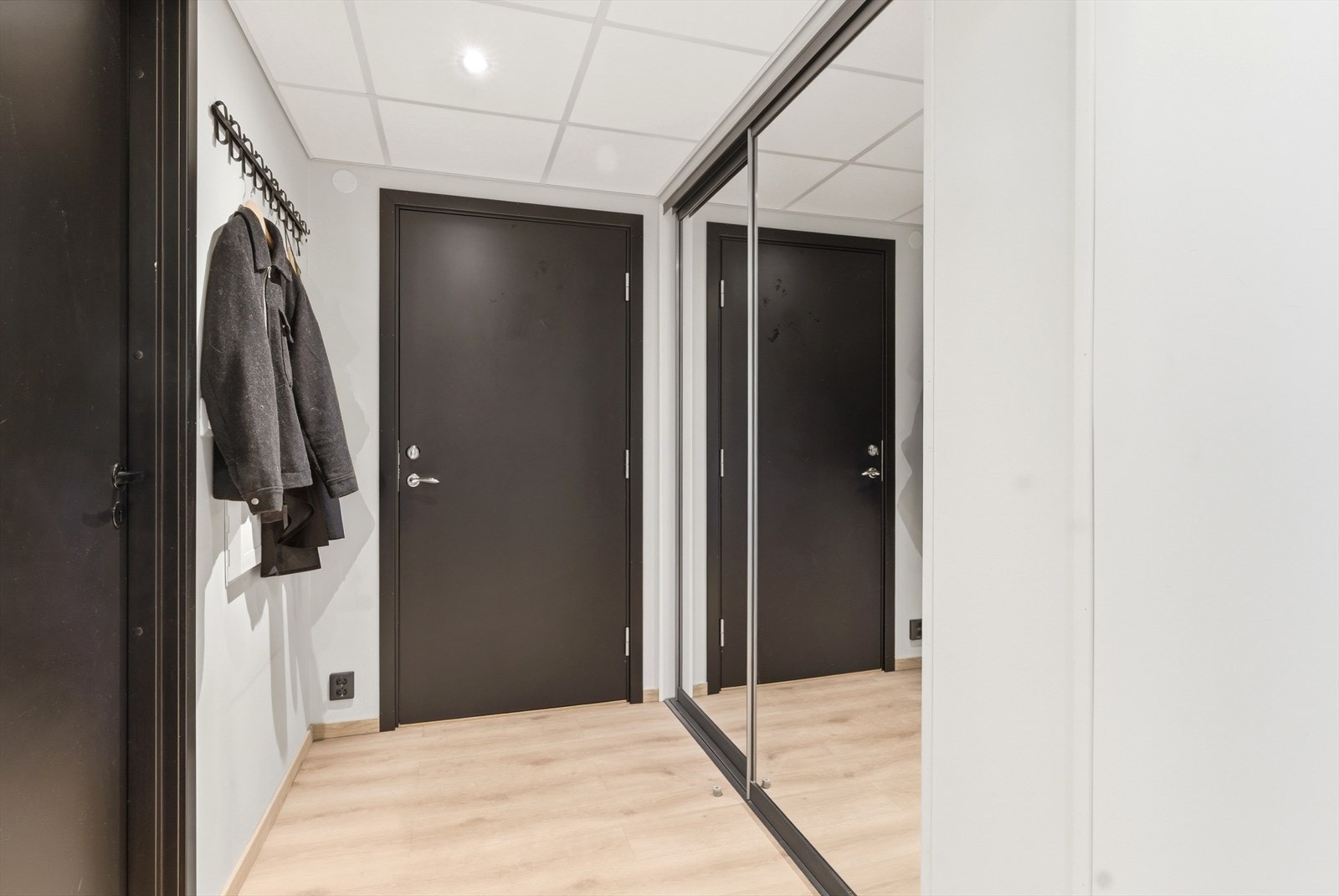 Her er det også etablert skyvedørsgarderobe, som gir godt med lagringsplass for yttertøy og sko. Galleribilde