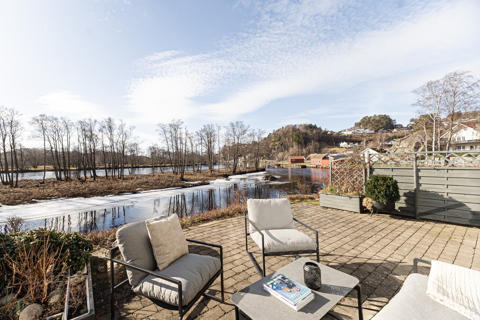 Støperiveien 5, hjertelig velkommen til visning! Sjekk denne uteplassen og utsikten mot Mandalselva. Galleribilde