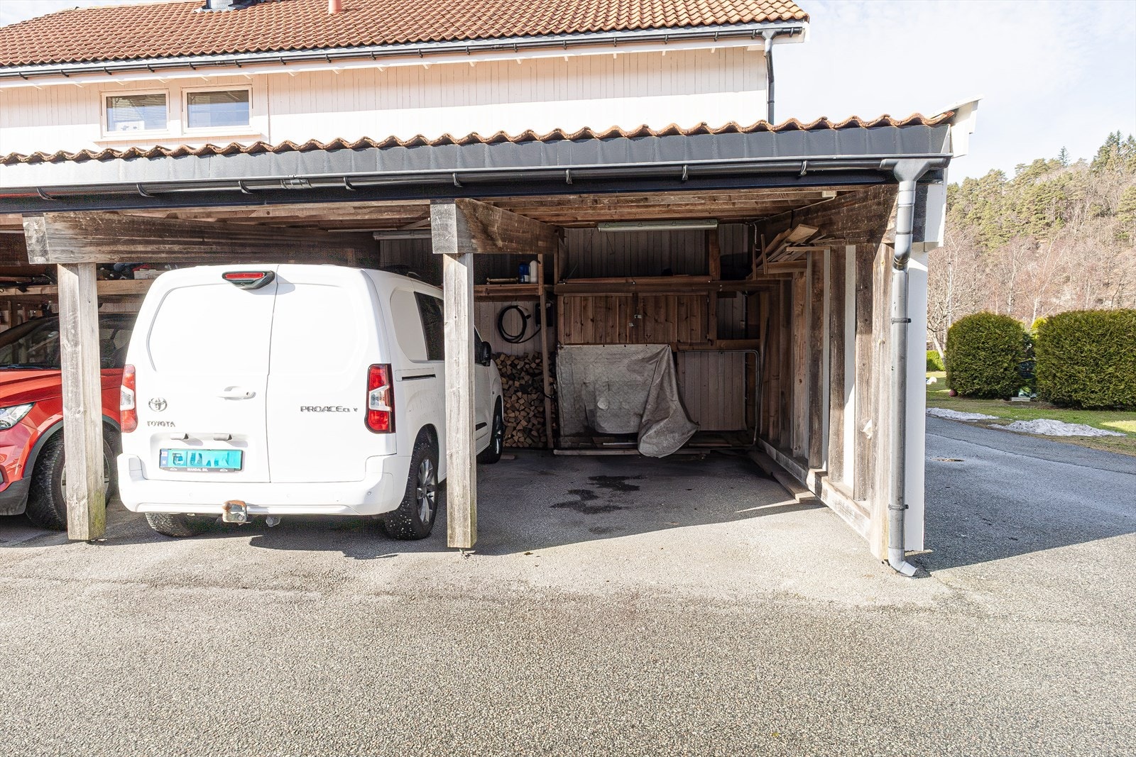 Carport til høyre tilhører denne seksjonen Galleribilde