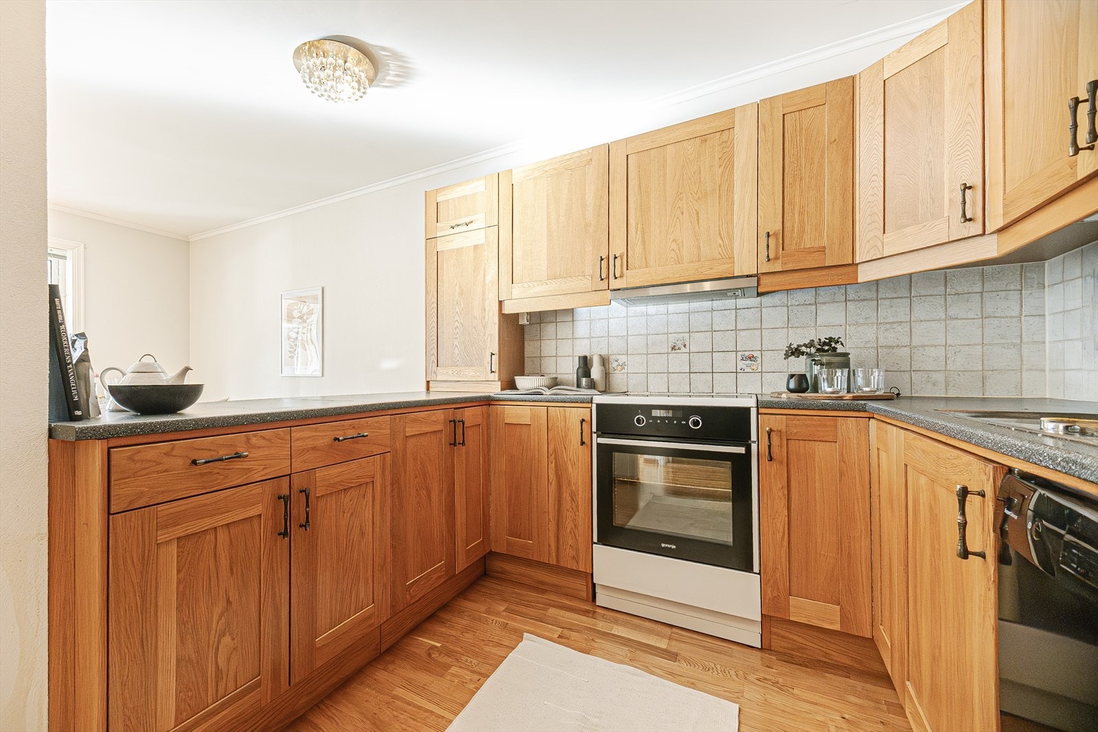 Kjøkkenet har profilerte fronter og benkeplate med nedfelt vask. Galleribilde