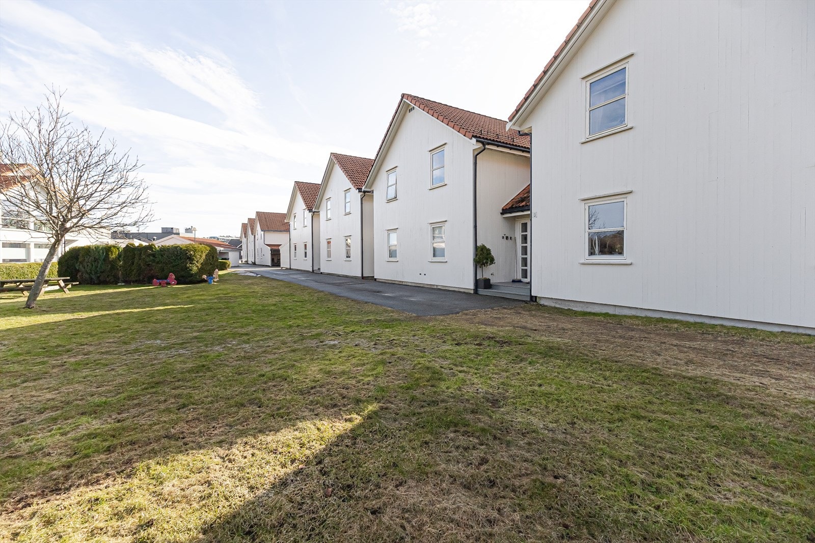 Eiendommen har adkomst via offentlig veg, og ligger i et område regulert til boligbebyggelse Galleribilde