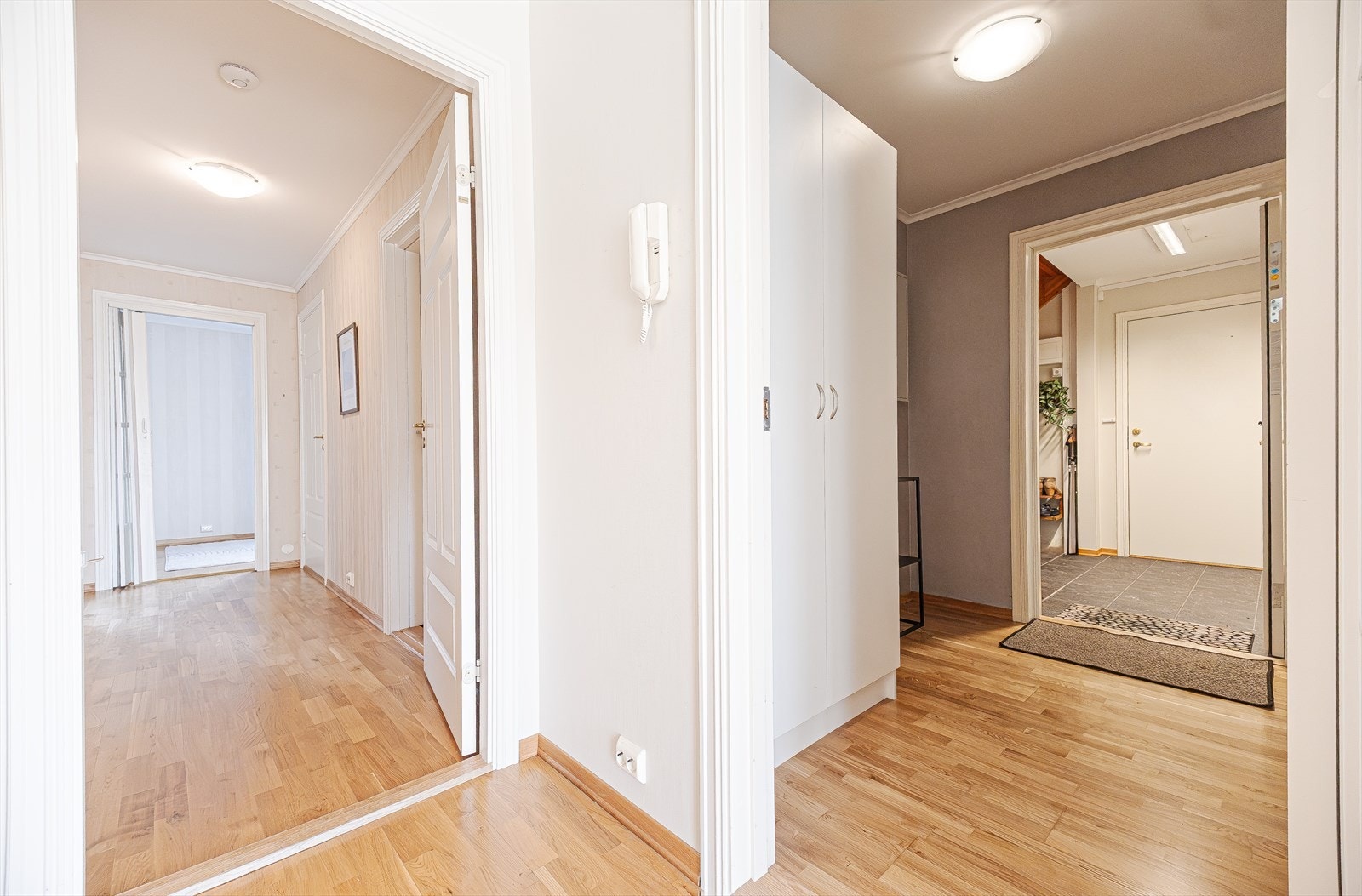 Videre inn i gangen er det teknisk rom/bod og bod som i dag blir brukt til kontor på høyre side, soverom rett frem og til høyre, samt et bad/vaskerom Galleribilde