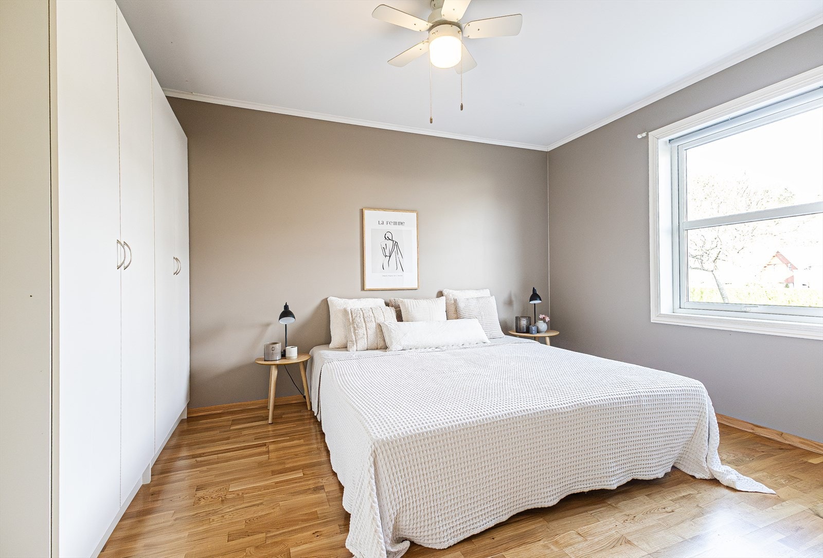 Hovedsoverommet har plass til dobbeltseng og garderobeløsning Galleribilde