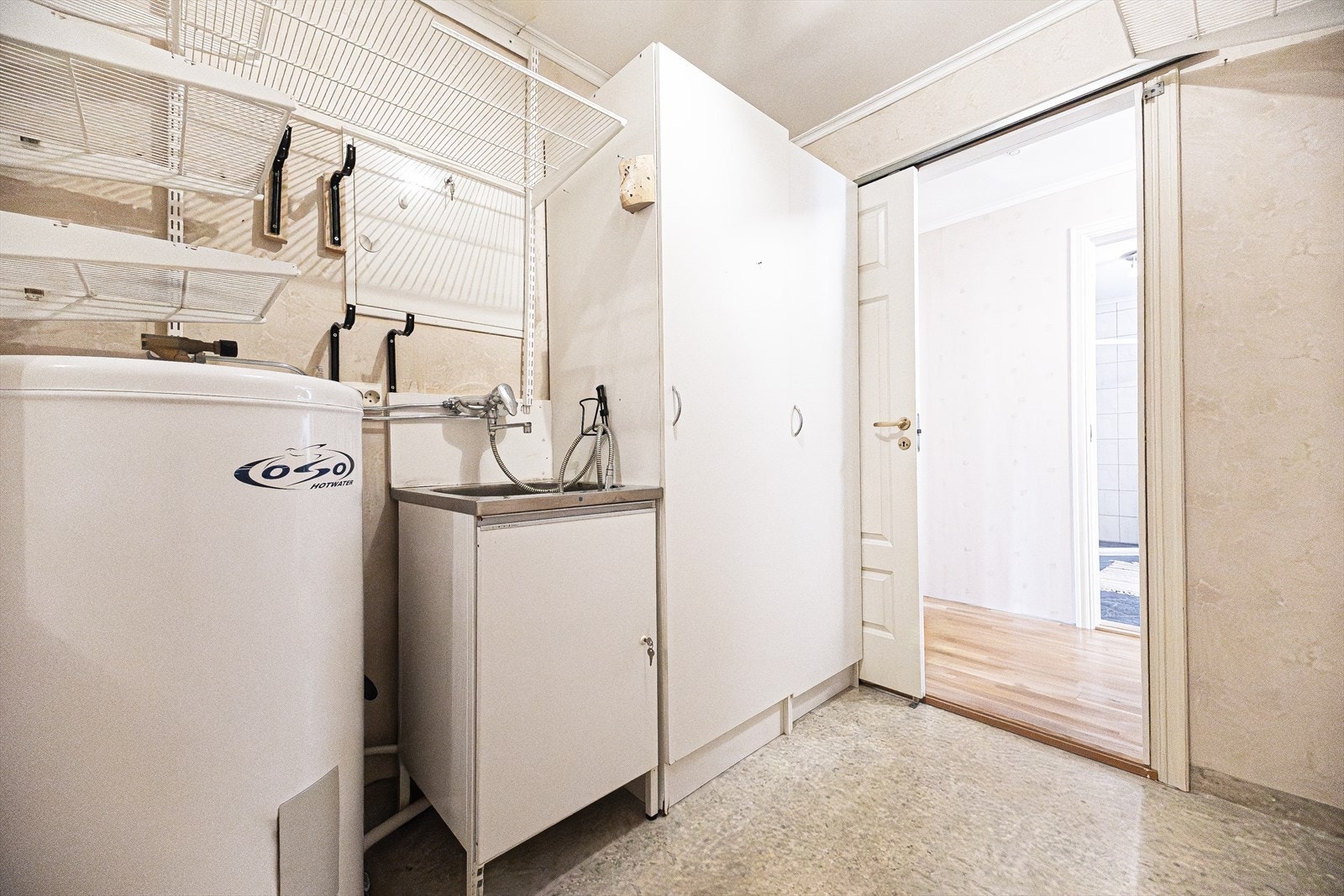 Rommet har varmtvannsbereder og enkel innredning med utslagsvask Galleribilde