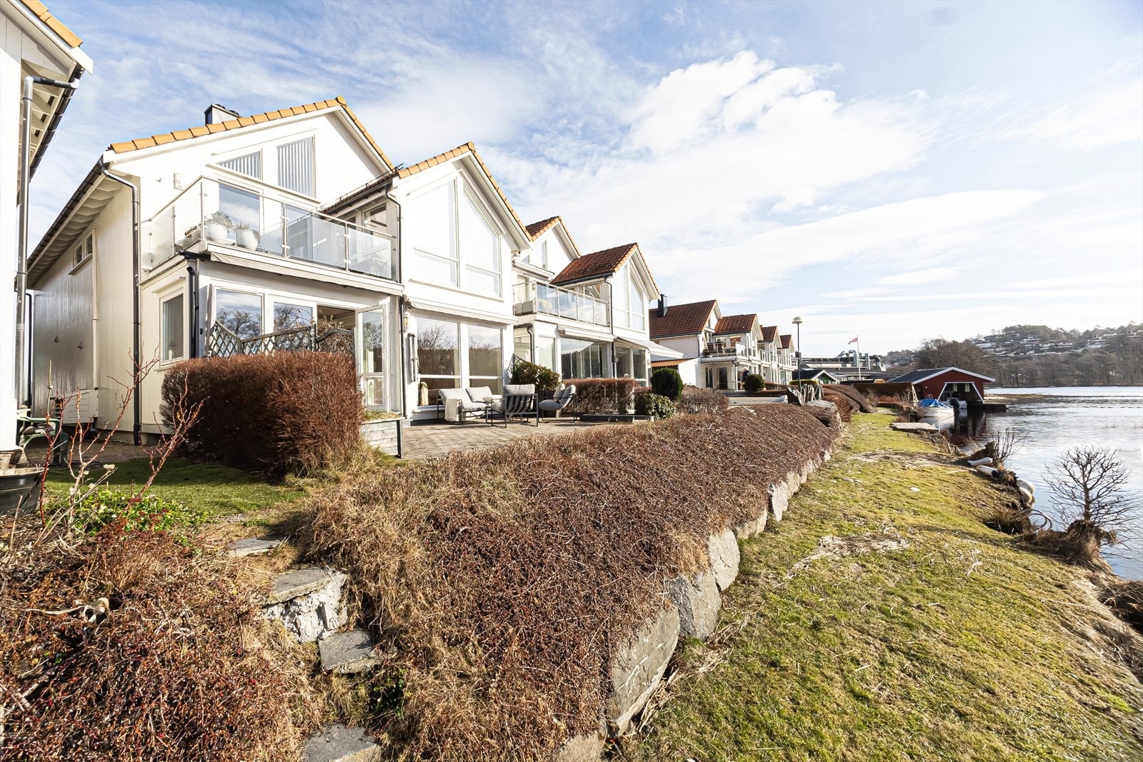 Boligen har en innglassert terrasse, med bare få steg ned til elva for fortøyning av båt på kommunal grunn ( ingen rett som foreligger ) Galleribilde