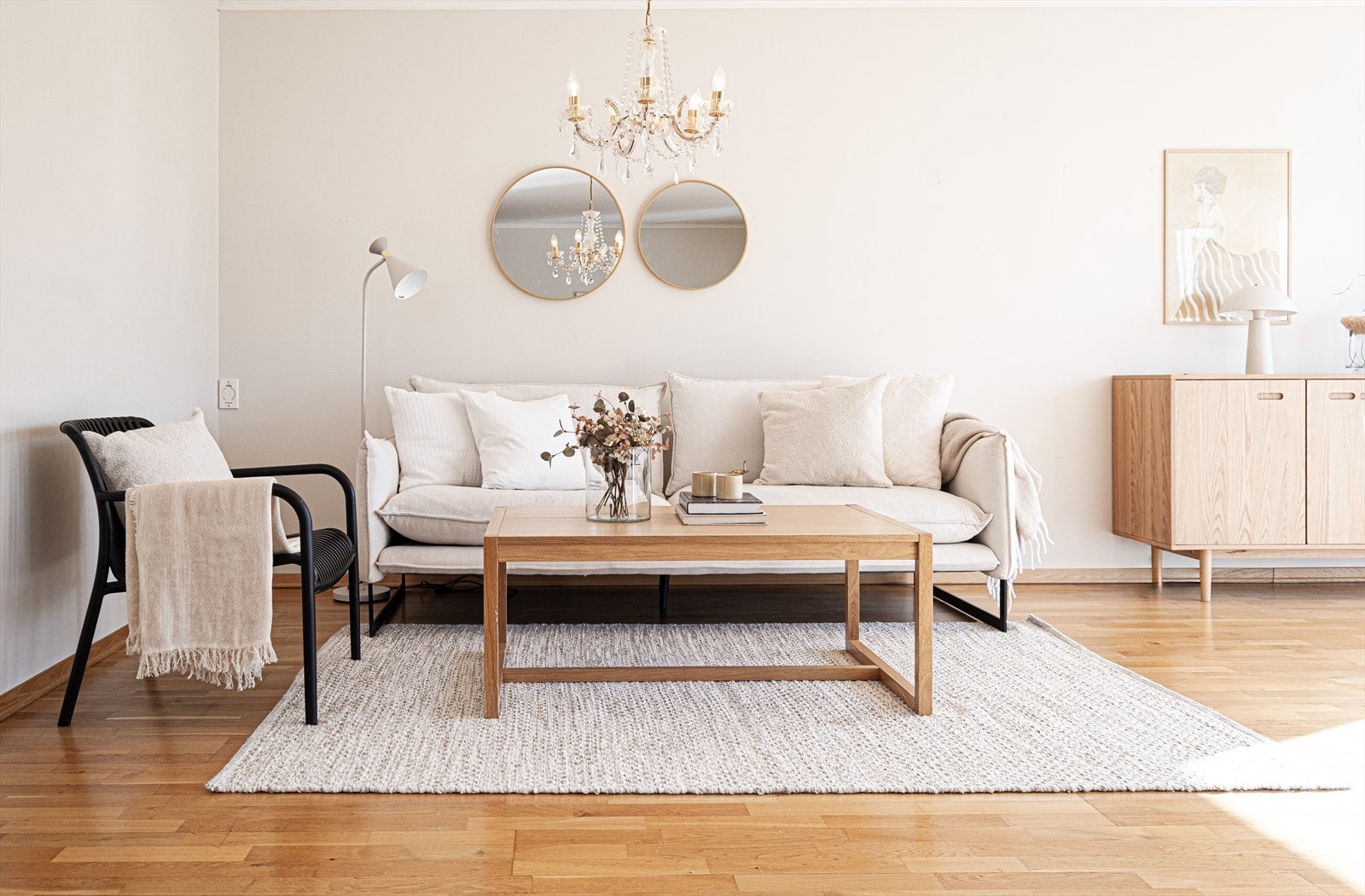 Plass til stor sofa og salongbord gjør stuen til et komfortabelt oppholdsrom Galleribilde