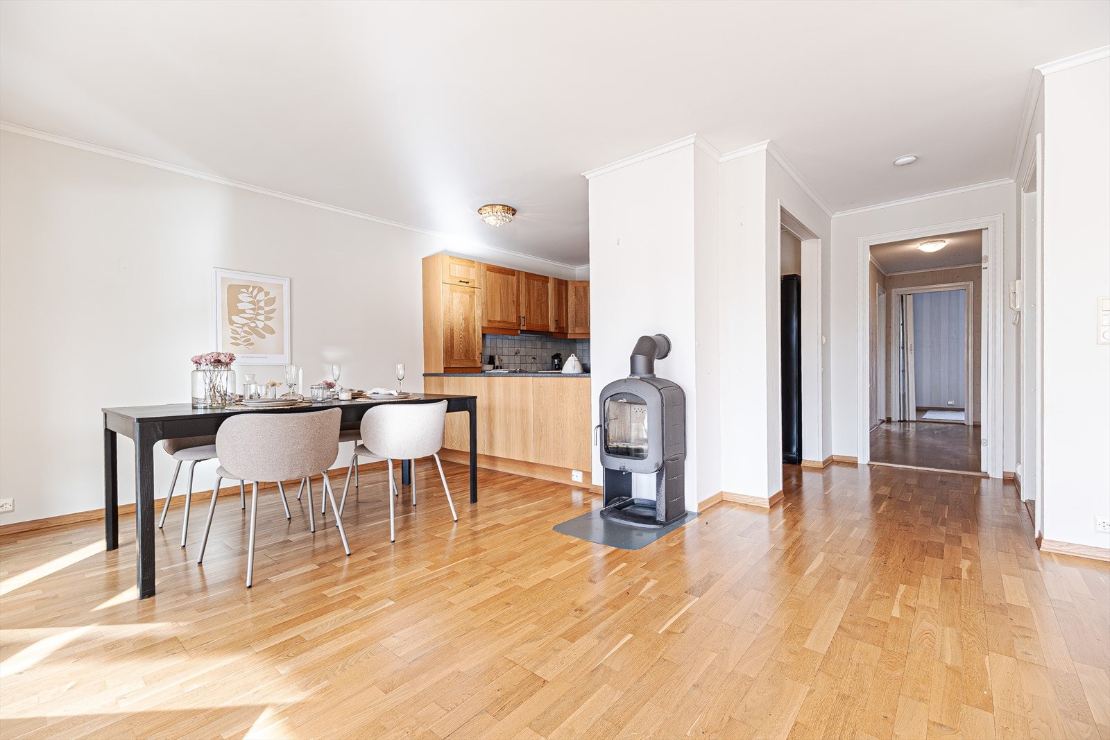 Stue og kjøkken har åpen løsning, noe som gir god romfølelse. Galleribilde