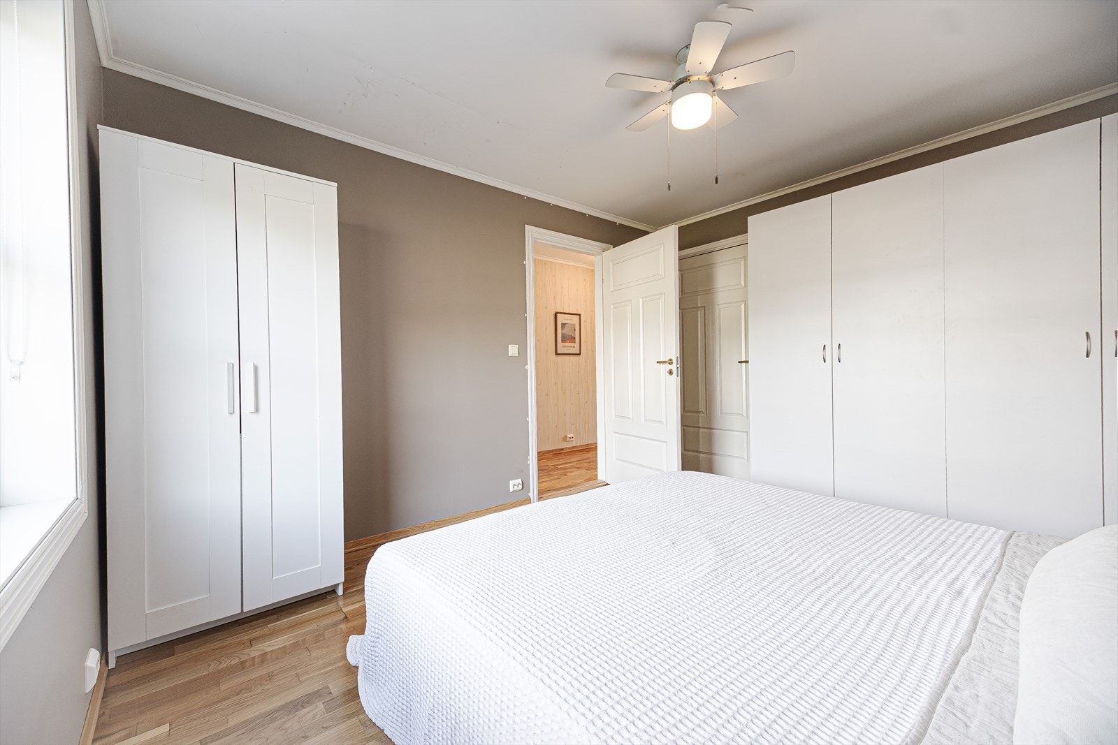 Rommets garderobeløsning gir god oppbevaringsplass Galleribilde