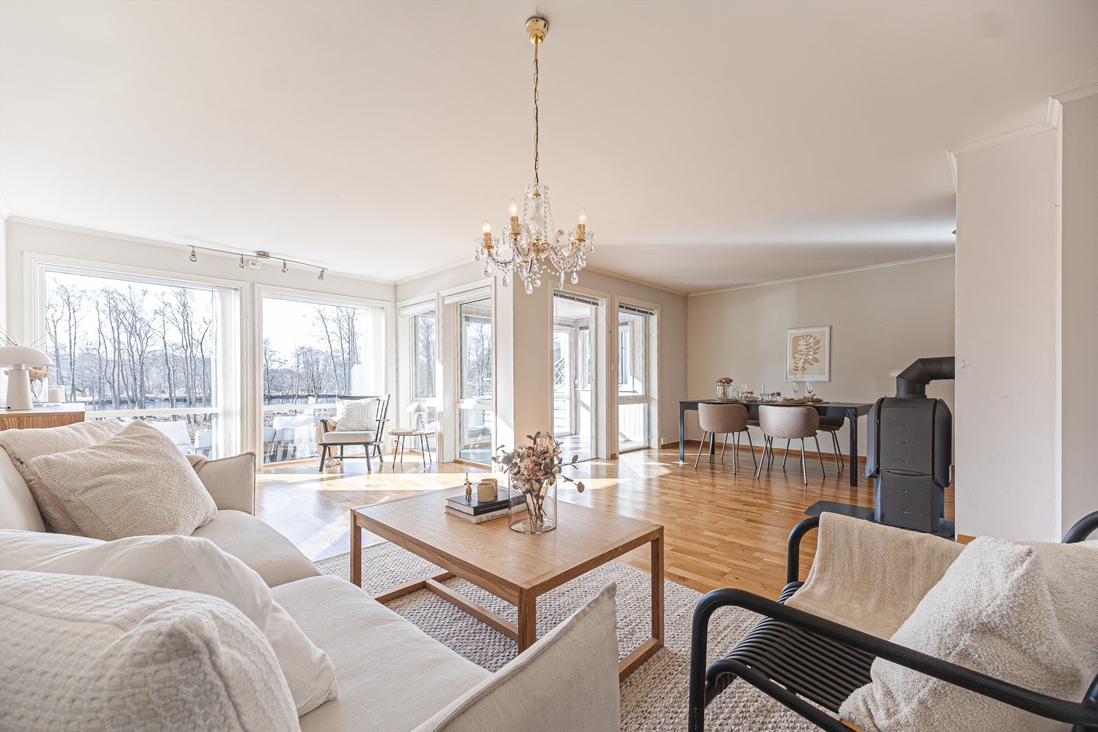 Store vindusflater gir utsyn mot grøntområde og elva, samt slipper inn rikelig med naturlig lys. Galleribilde