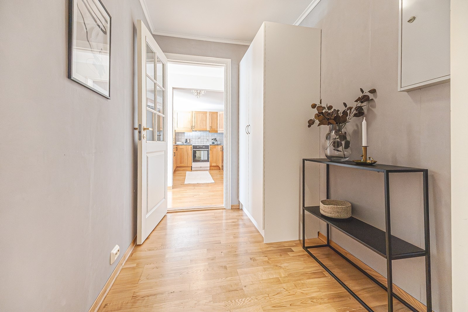 Velkommen inn, entrè med garderobeskap for praktisk oppbevaring. Galleribilde