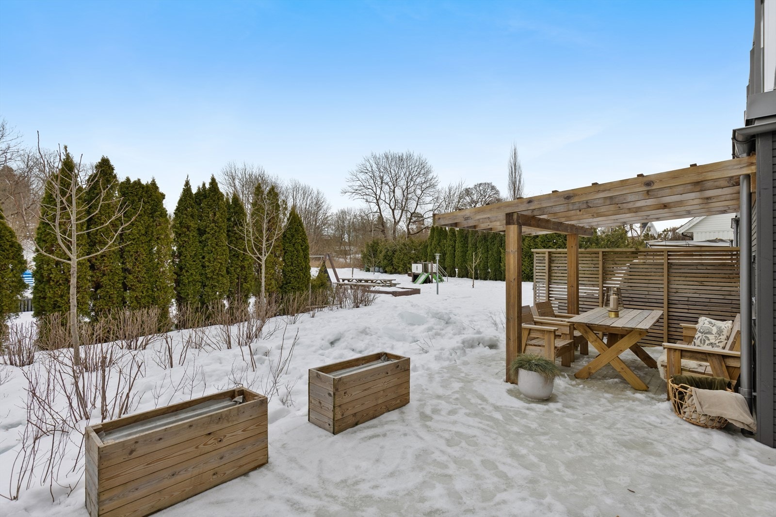 Fra stuen er det direkte tilgang til den supre terrassen og videre til fellesområdet som er tilrettelagt for de minste. Skiløypa går rett i bakkant av lekeområdet! Galleribilde