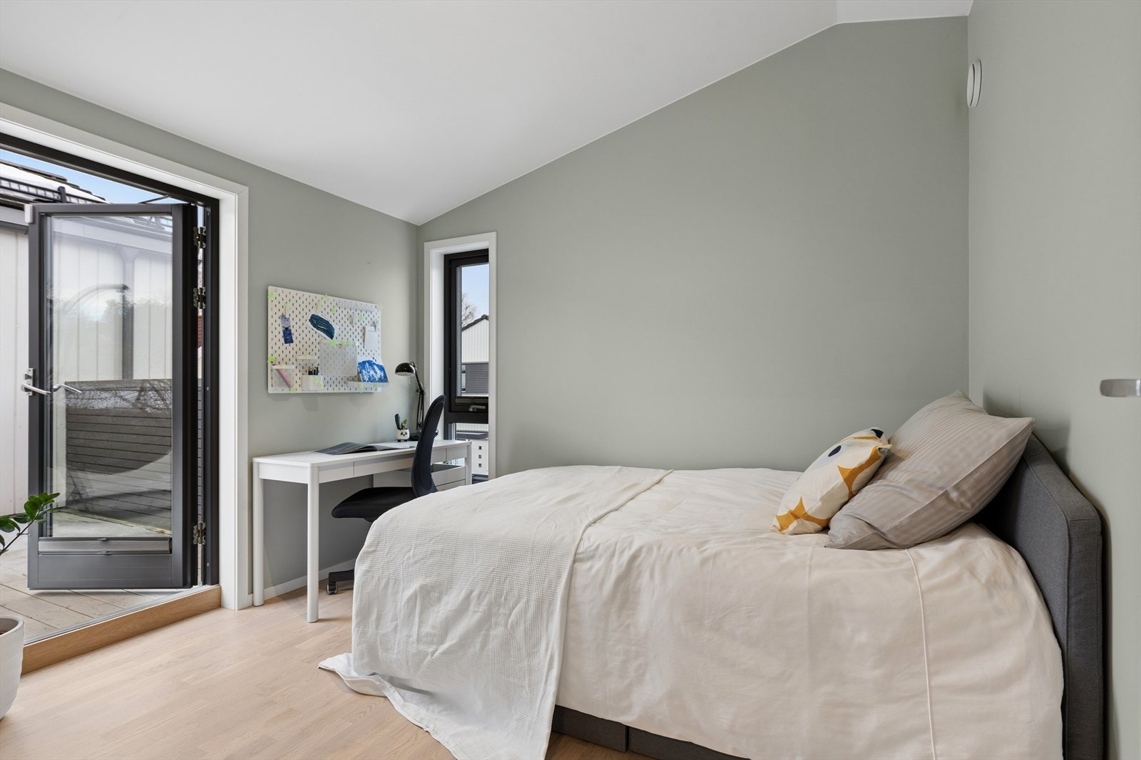 Soverom 2 har også tilgang til takterrassen og er av god størrelse. Galleribilde