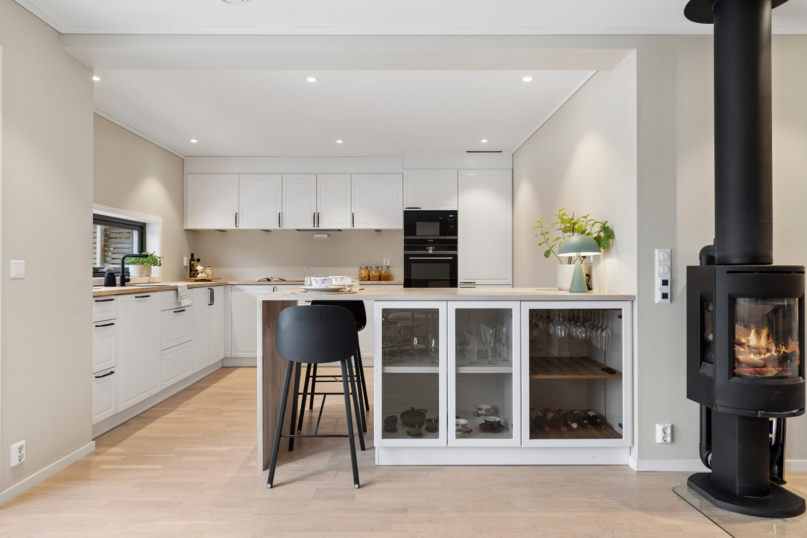 Kjøkkenet ligger i åpen løsning mot stuen og fremstår moderne og funksjonelt med gode arbeidsflater og rikelig med oppbevaringsplass. Galleribilde