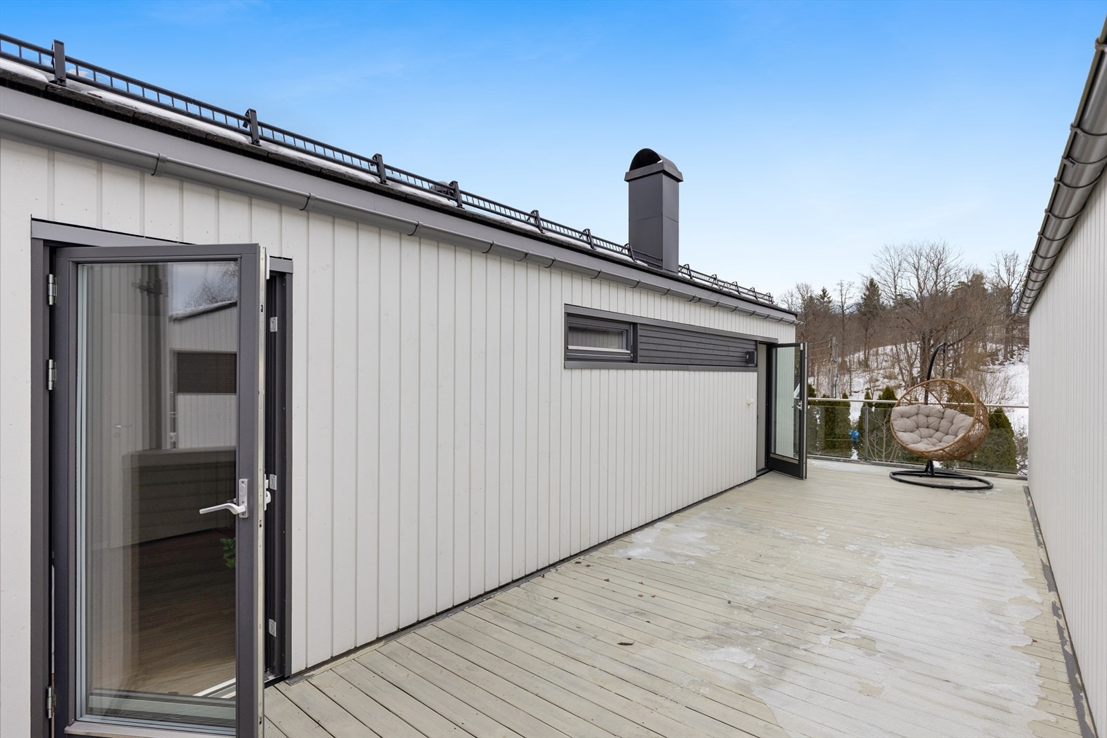 Takterrasse med optimale solforhold fra tidlig morgen til sen kveld med nydelig utsyn mot natur! Galleribilde