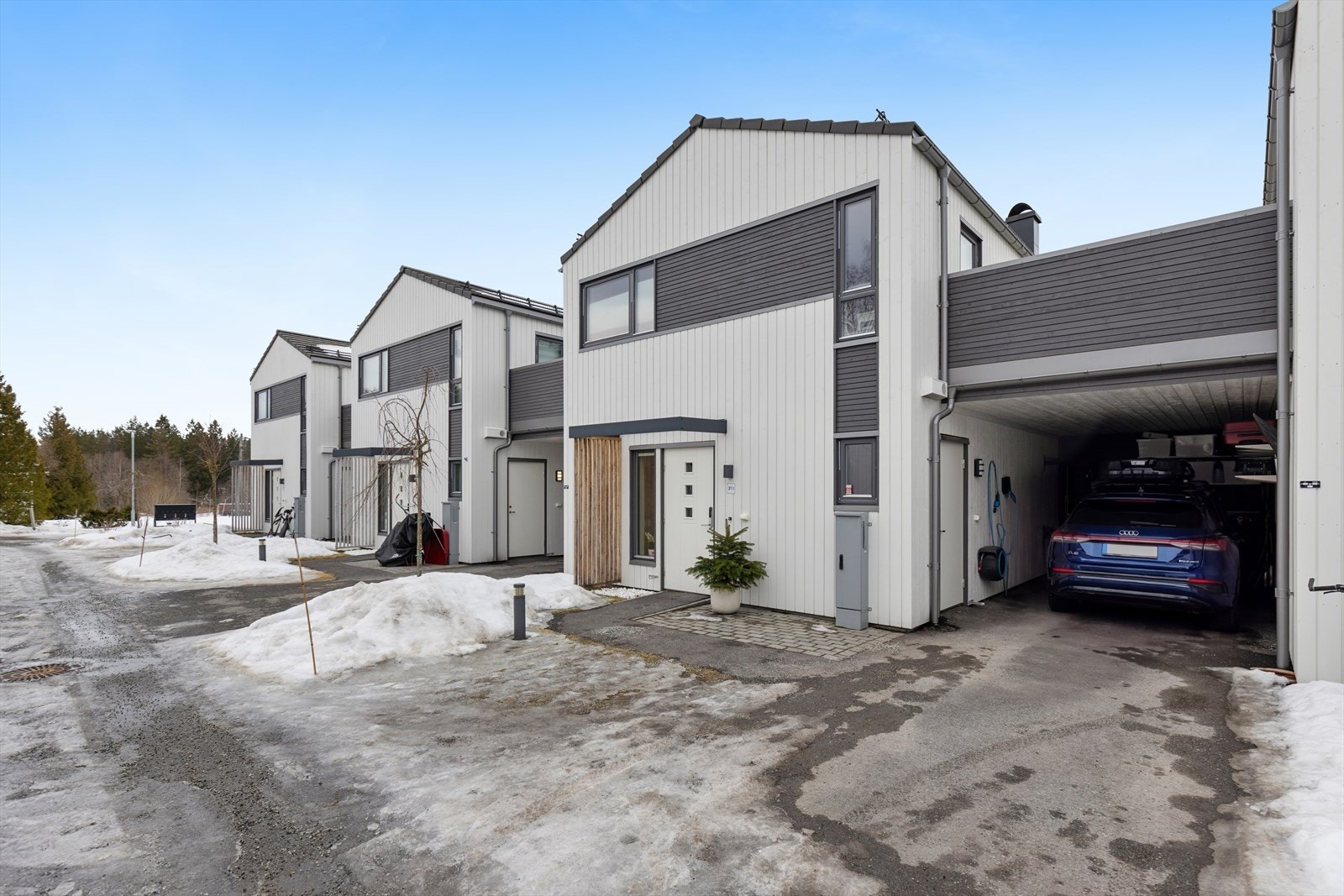 Carport for en bil med elbil-lader, samt 2 biloppstillingsplasser på egen gårdsplass. Direkte tilgang til vaskerom / bod fra carport. Galleribilde