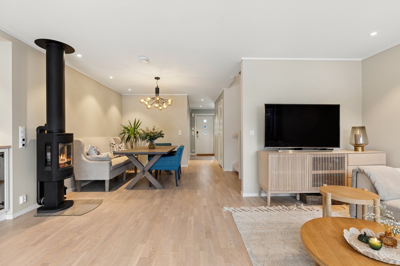 Stue med rikelig plass til sofagruppe og spisestue. Peisovnen bidrar til ekstra hygge i vinterhalvåret. Varmekabler i gulv i hele 1. etasje. Galleribilde