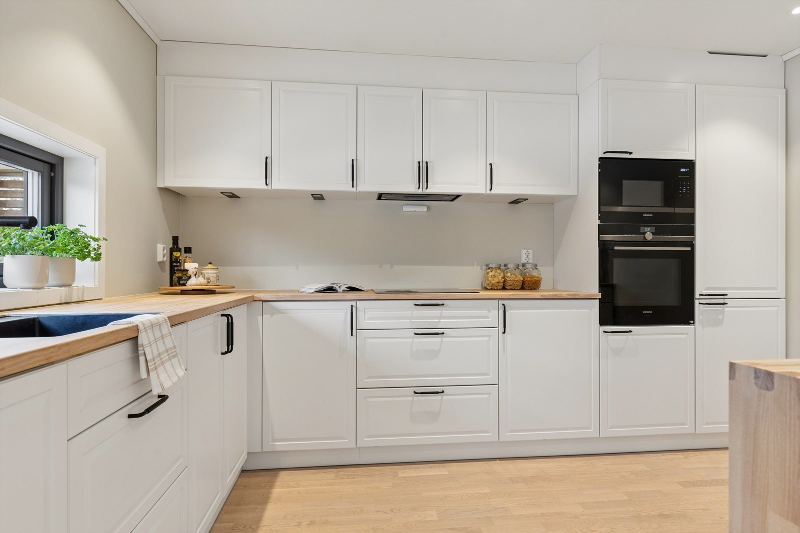 Kjøkkenet er utstyrt med integrerte hvitevarer bestående av stekeovn, mikrobølgeovn, induksjonstopp, oppvaskmaskin samt kjøl- og fryseskap. Galleribilde