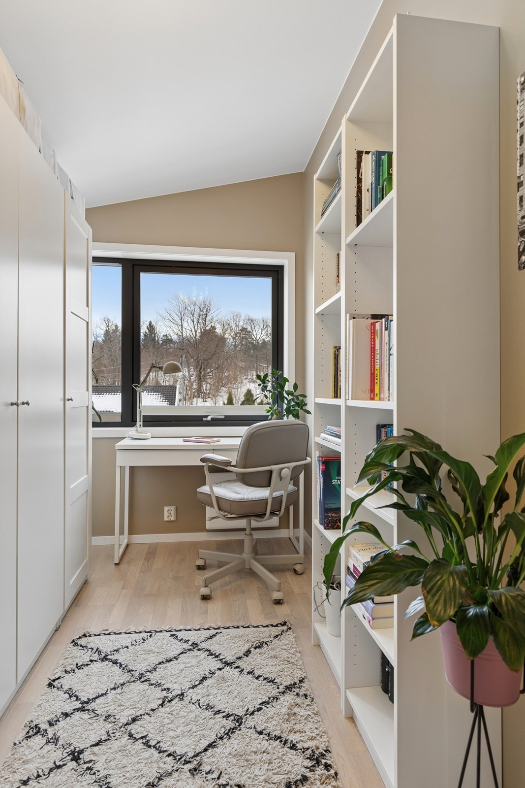 Barnerom / garderoberom / kontor i forbindelse med hovedsoverom. Galleribilde