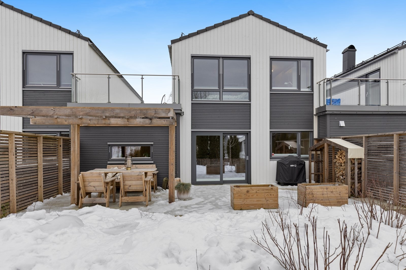 Velkommen til Torpveien 31 I ! Moderne funkis rekkehus oppført 2021 med en super familievennlig planløsning, og fantastiske uteområder med markterrasse og takterrasse. Galleribilde