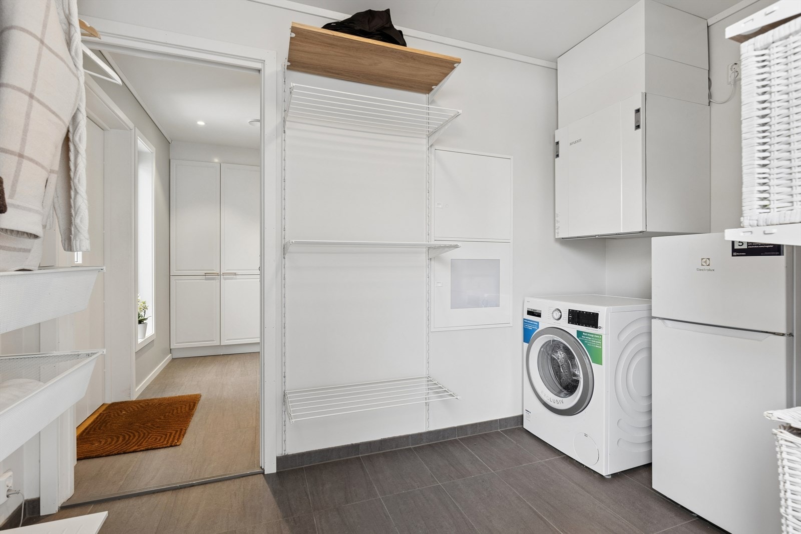 Teknisk rom / vaskerom med direkte tilgang fra entré og carport. Galleribilde