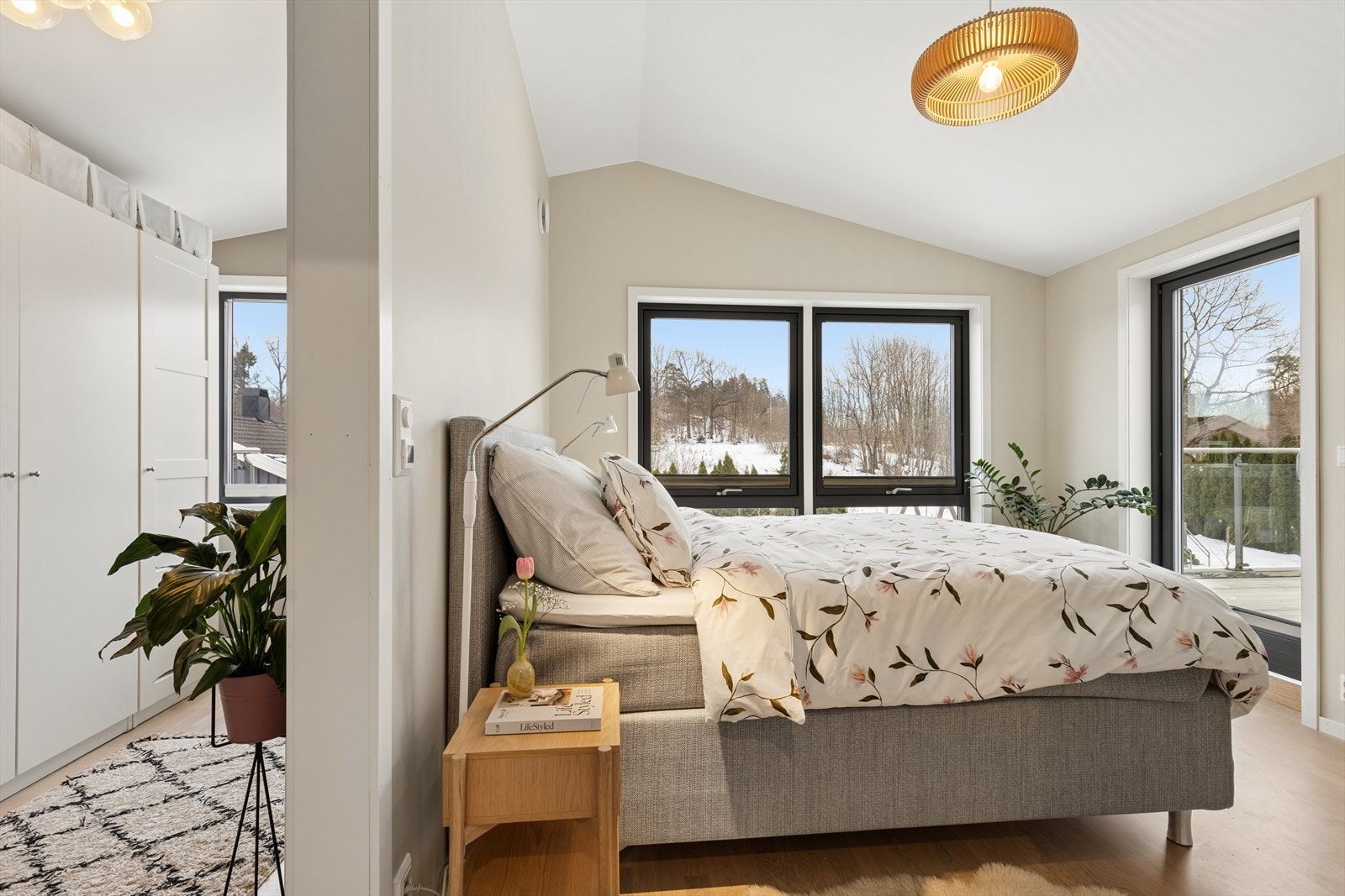 Hovedsoverom med direkte tilgang til takterrassen. Opprinnelig stue nr 2, men kan benyttes til det man ønsker etter behov. Galleribilde