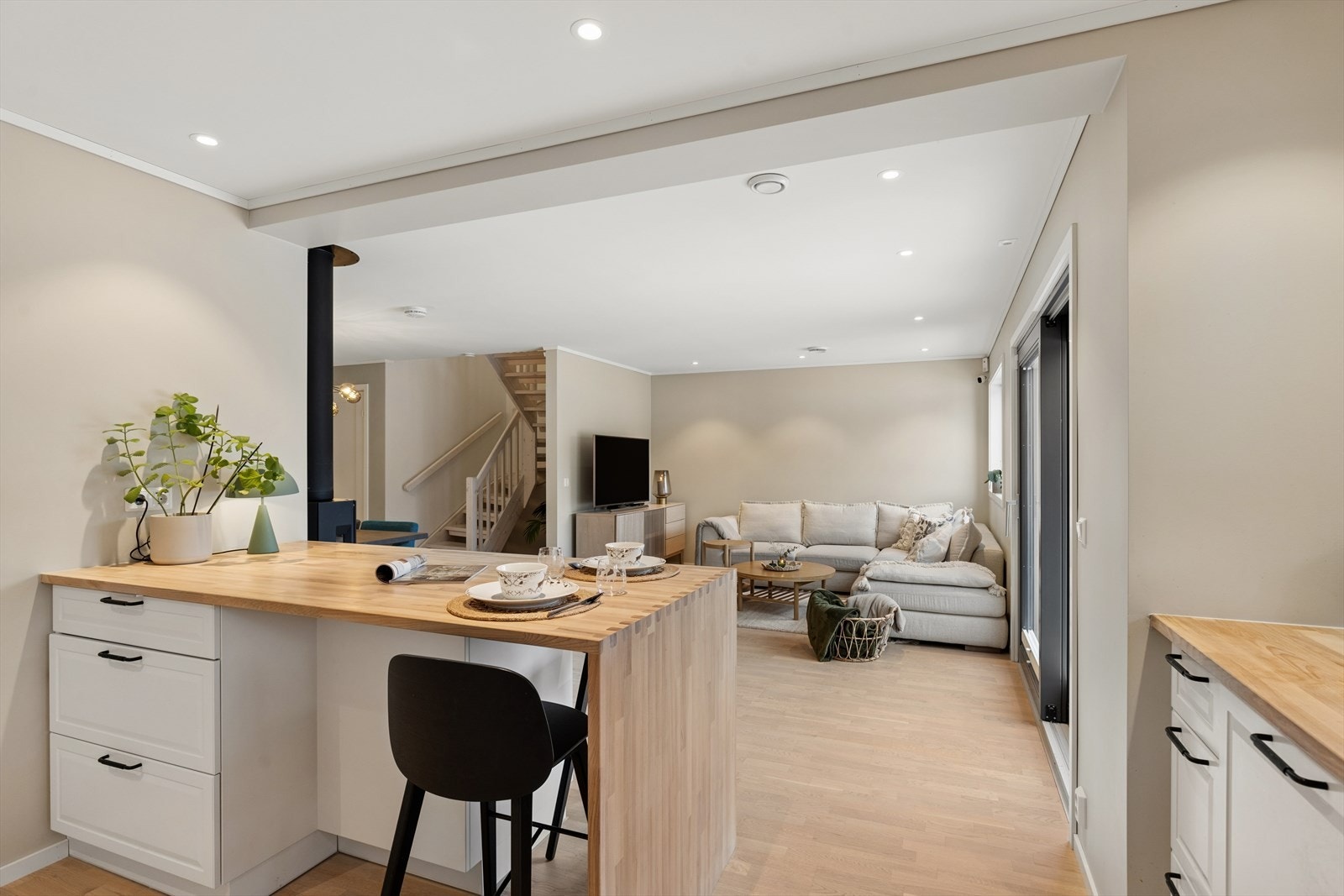 Kjøkkenøy skaper et sosialt og fint skille mellom stue og kjøkken. Galleribilde