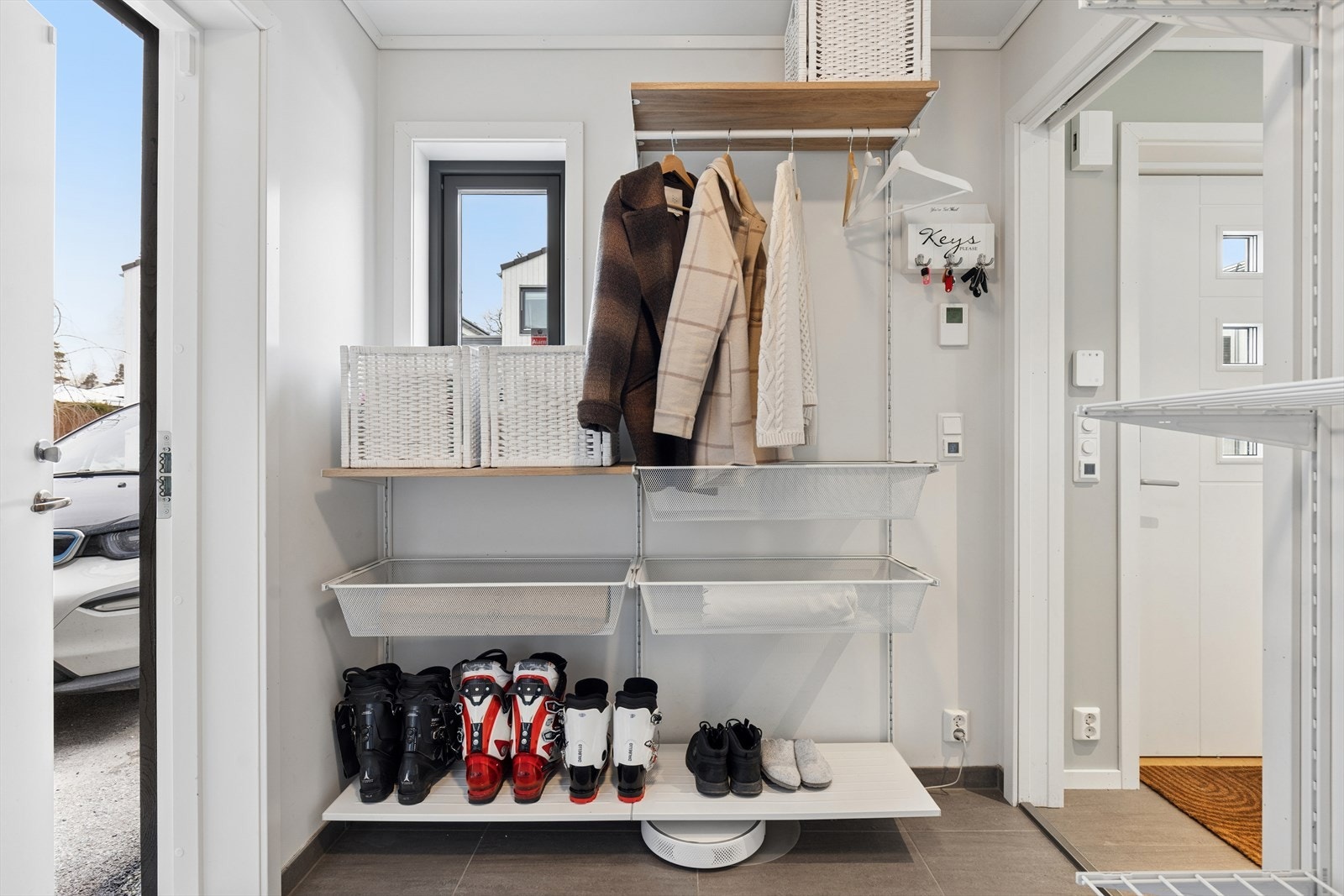 Svært rikelig med lagringsplass - og super praktisk med direkte tilgang fra carport! Galleribilde