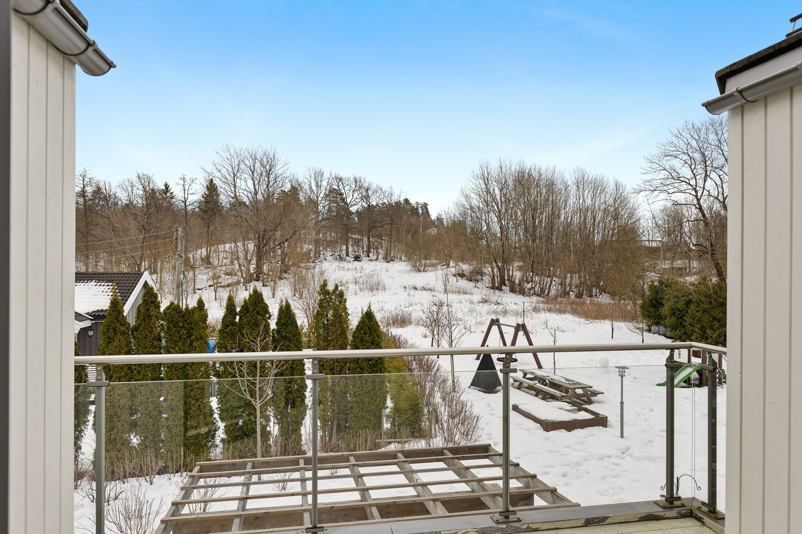 Utsikt fra takterrassen. Oppkjørte skiløyper går rett på oversiden av lekeplassen. Skiløypa er ofte benyttet til å hente barna i barnehagen som ligger rett ved :-) Galleribilde