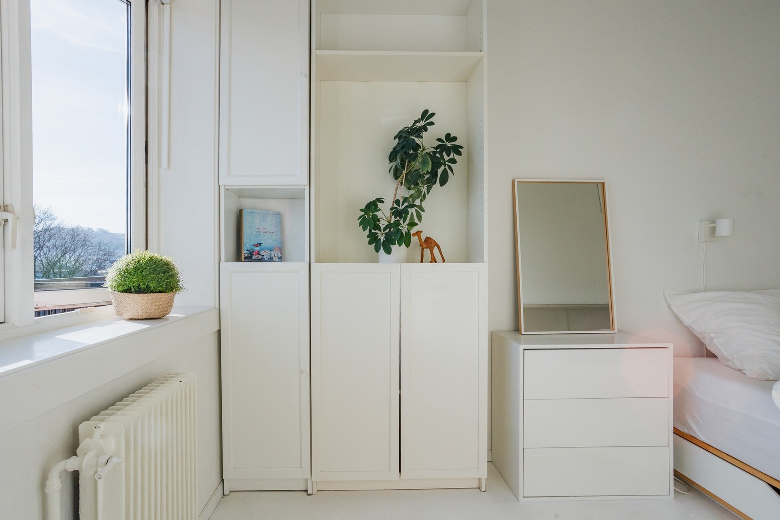 Rommet har rikelig med naturlig lys, samtidig som den usjenerte beliggenheten bidrar til rolige og gode netter Galleribilde