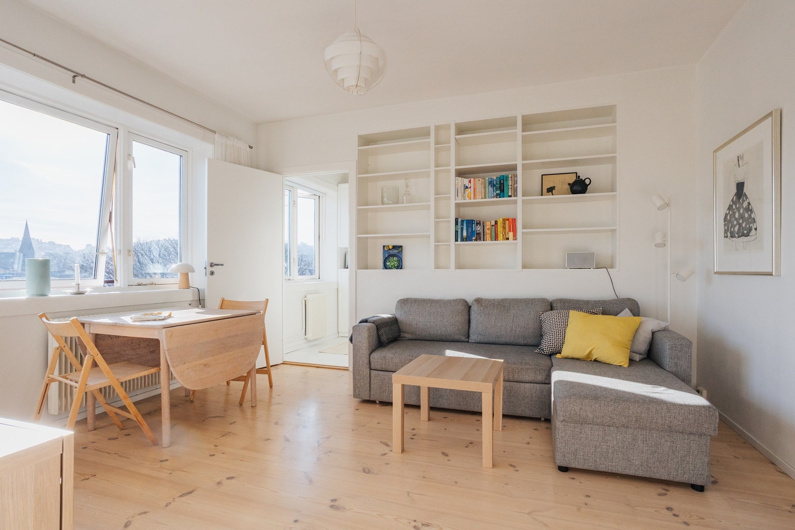 I stuen møtes du umiddelbart av de store, langsgående vinduer som slipper inn rikelig med naturlig lys og gir en lys og luftig romfølelse Galleribilde