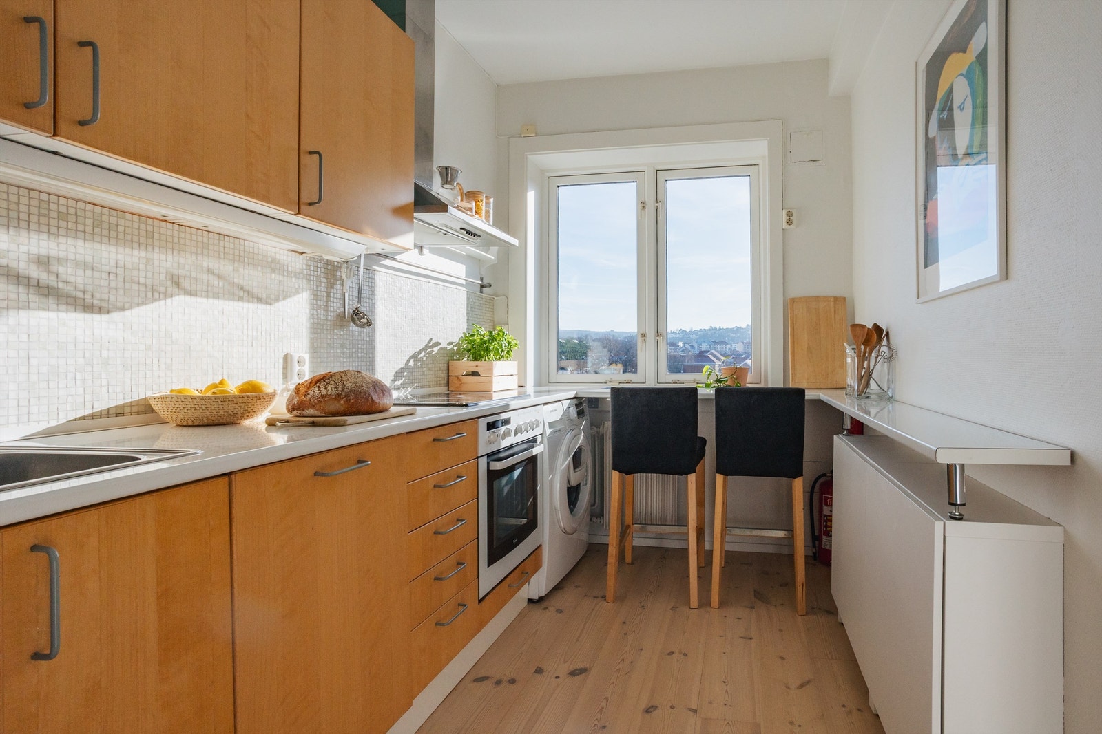 Med adkomst fra stuen har boligen et funksjonelt kjøkken fra IKEA, oppgradert i 2016. Galleribilde