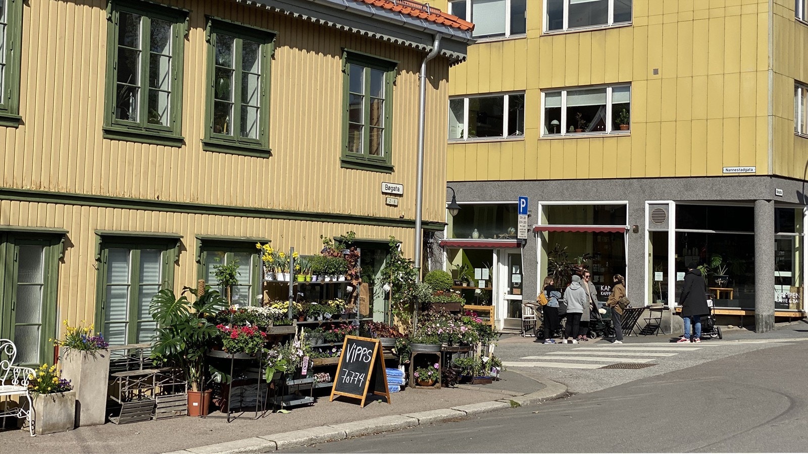 Området har et levende og inkluderende nærmiljø, med små, uavhengige kaféer og spisesteder som bidrar til den varme og sosiale atmosfæren Galleribilde