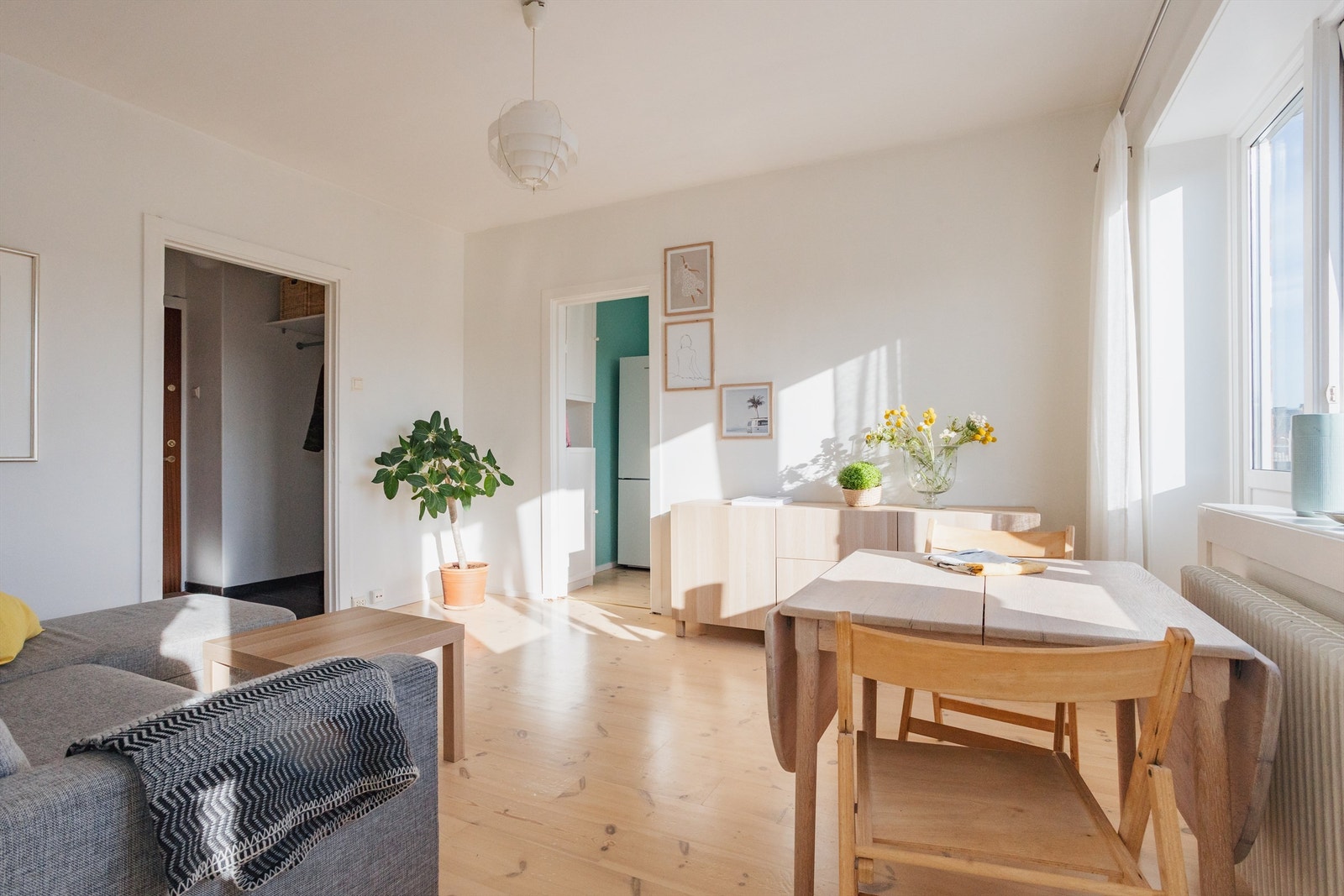 Her er det god plass til både sofagruppe og spiseplass. Galleribilde